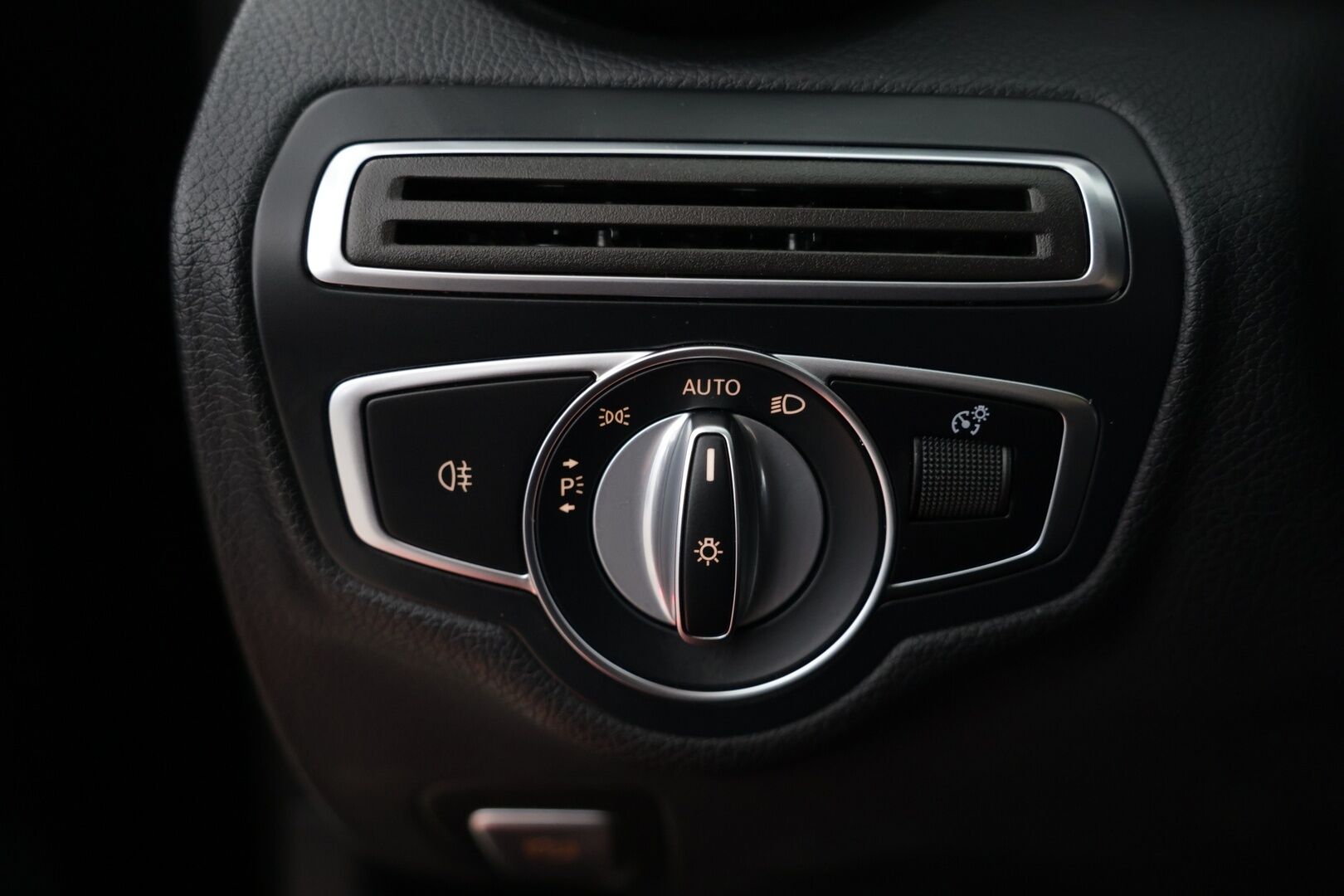 MERCEDES-BENZ C 2021 300 e T A Business Avantgarde Edition EQ Power - | 2-Omisteinen | Juuri huollettu! | Sporttipenkit | Peruutuskamera | Vakkari | Vetokoukku | Puolinahat | Sähköluukku | 