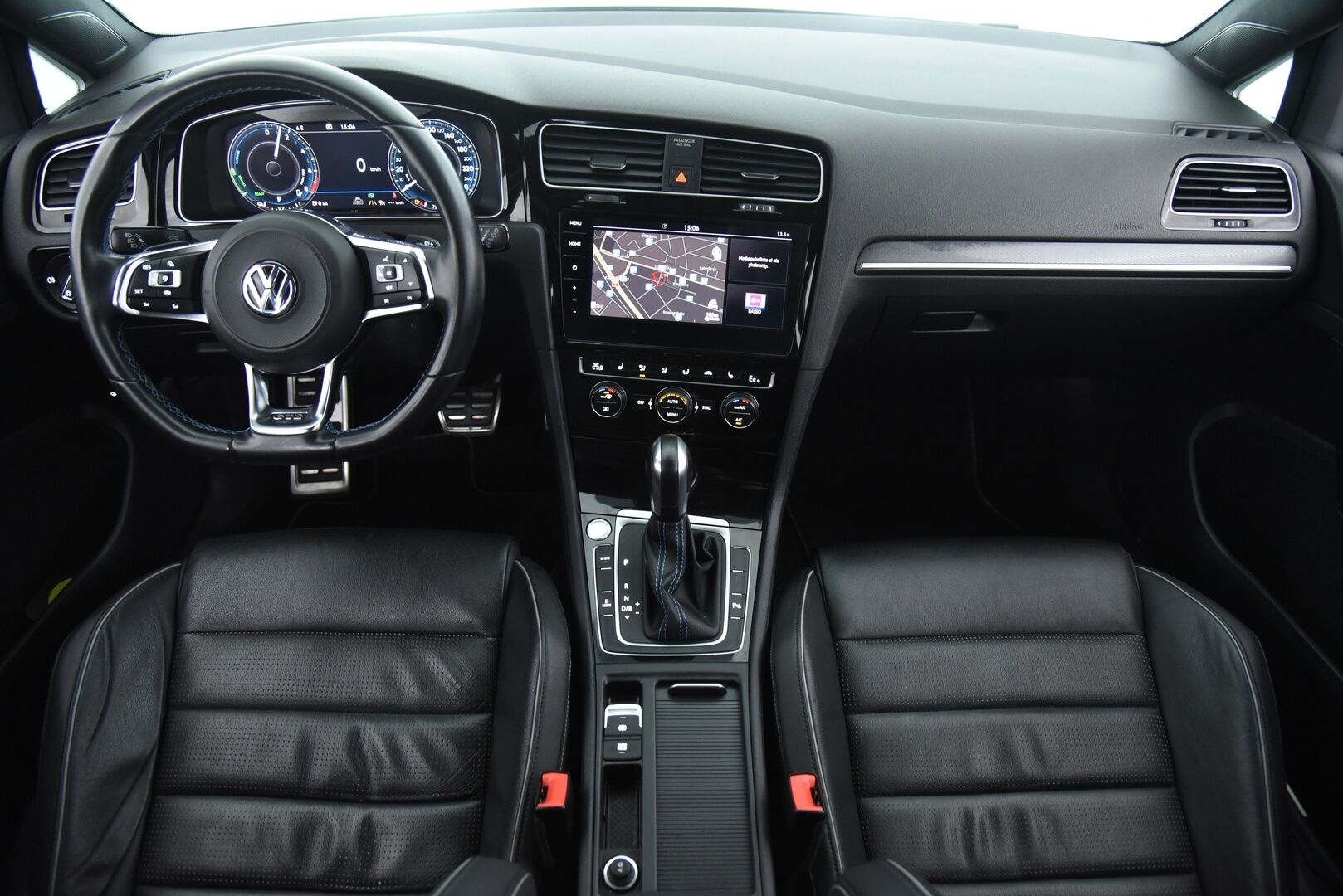 VOLKSWAGEN GOLF 2020 GTE 1.4 TSi PHEV Limited Edition *035/200* / Digimittaristo / Sporttinahat / Muistipenkki / Adapt.Vakkari / Peruutuskamera / Katveavustin / KeylessGo / - Vetokoukku / Aluvanteet kesä- ja talvirenkaissa / Huippuvarusteet!