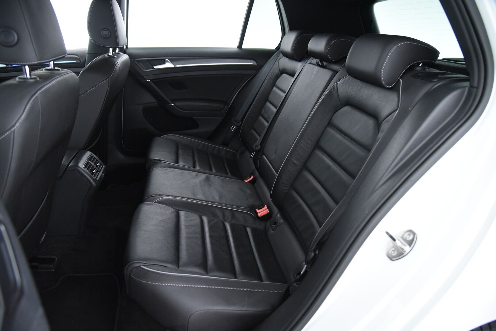 VOLKSWAGEN GOLF 2020 GTE 1.4 TSi PHEV Limited Edition *035/200* / Digimittaristo / Sporttinahat / Muistipenkki / Adapt.Vakkari / Peruutuskamera / Katveavustin / KeylessGo / - Vetokoukku / Aluvanteet kesä- ja talvirenkaissa / Huippuvarusteet!