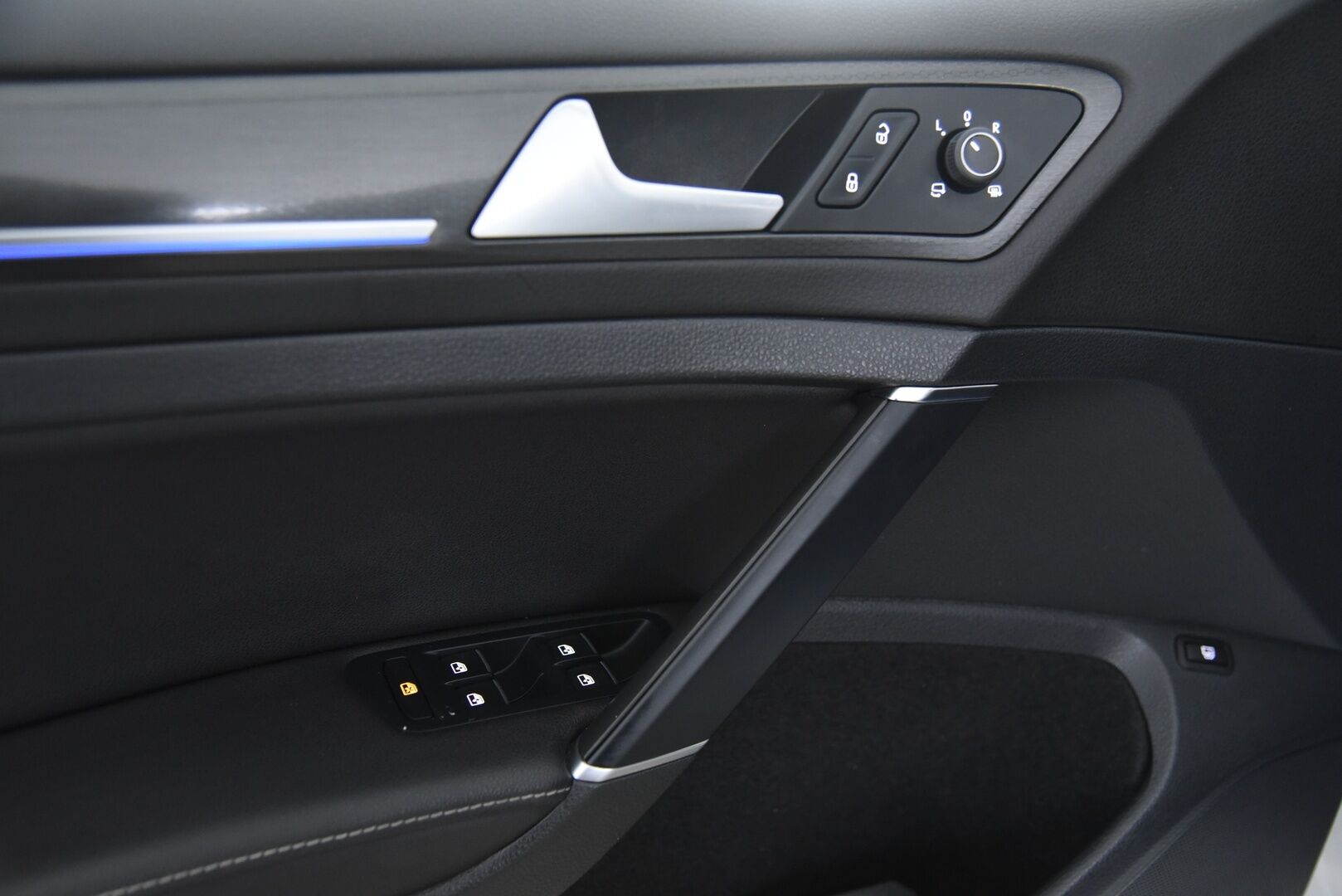 VOLKSWAGEN GOLF 2020 GTE 1.4 TSi PHEV Limited Edition *035/200* * Digimittaristo / Sporttinahat / Muistipenkki / Adapt.Vakkari / Peruutuskamera / Katveavustin / KeylessGo * - Vetokoukku / Aluvanteet kesä- ja talvirenkaissa / Huippuvarusteet