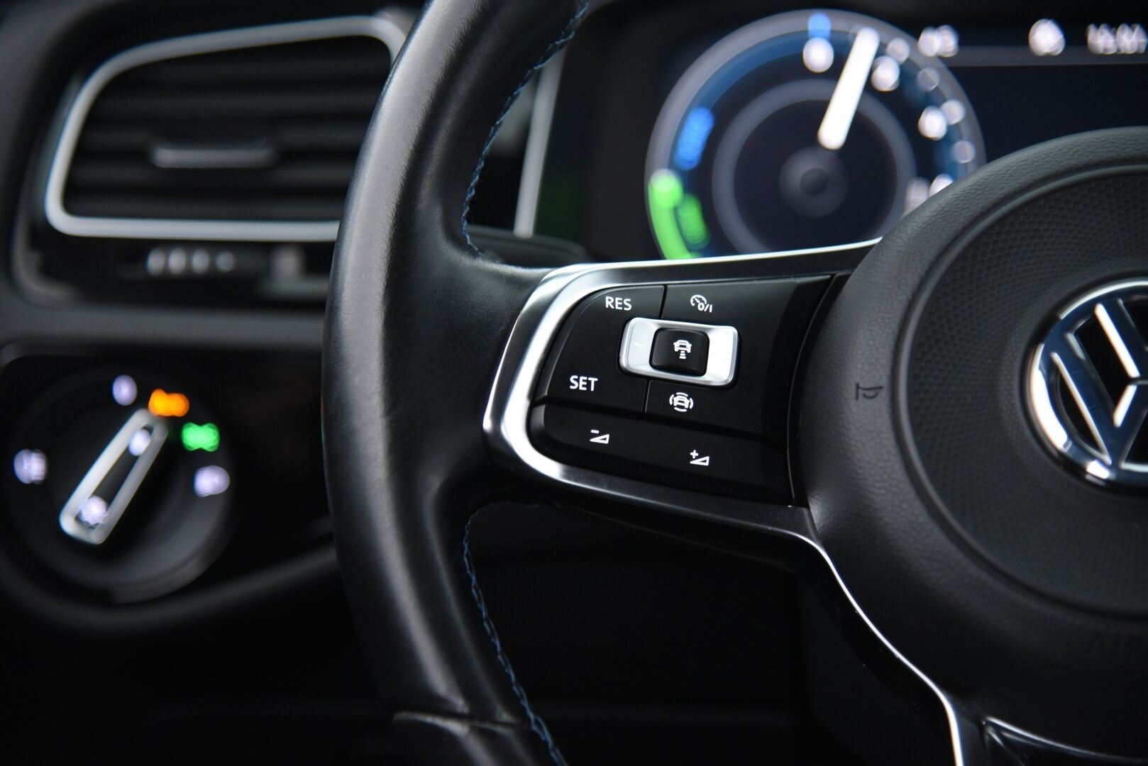 VOLKSWAGEN GOLF 2020 GTE 1.4 TSi PHEV Limited Edition *035/200* * Digimittaristo / Sporttinahat / Muistipenkki / Adapt.Vakkari / Peruutuskamera / Katveavustin / KeylessGo * - Vetokoukku / Aluvanteet kesä- ja talvirenkaissa / Huippuvarusteet