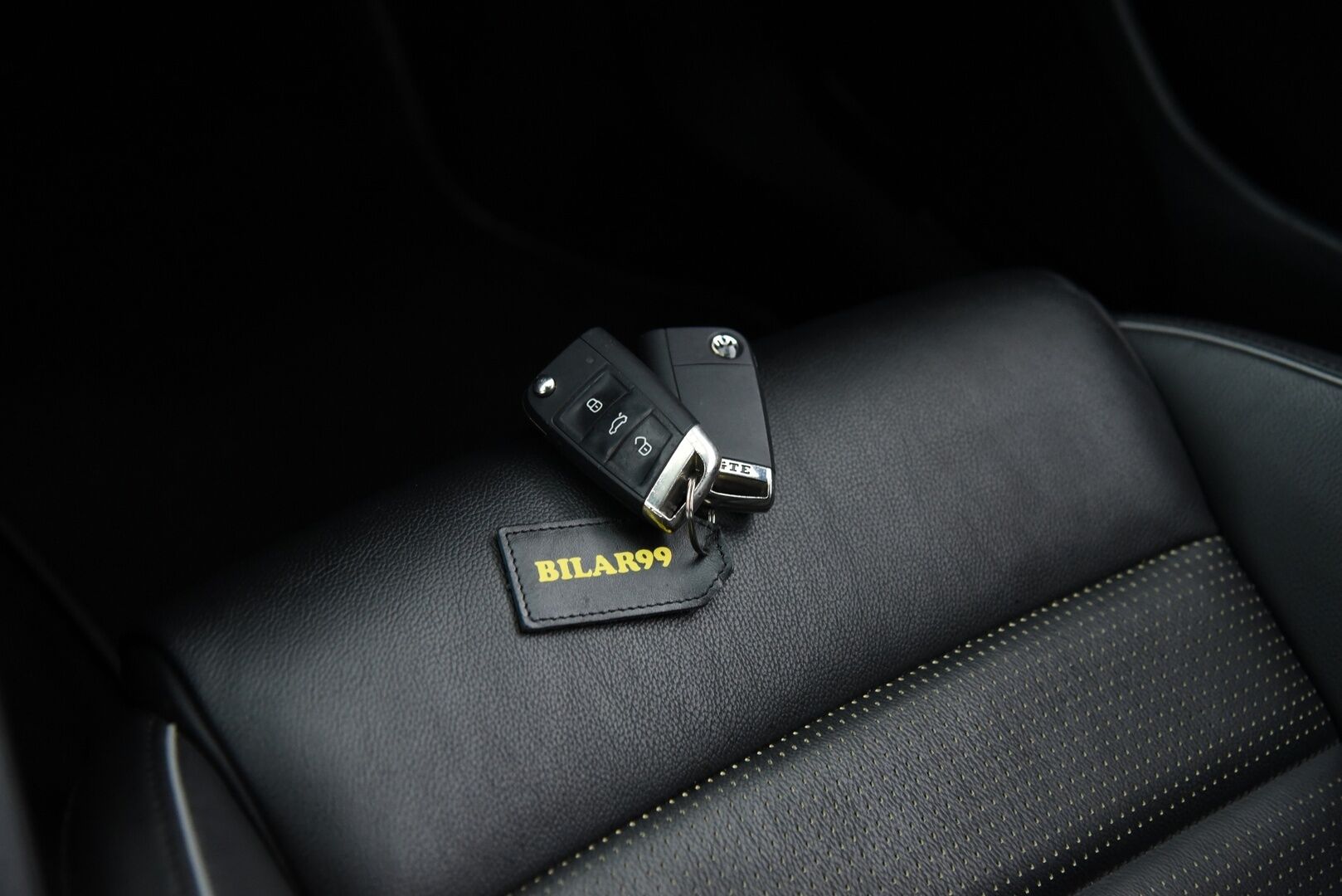 VOLKSWAGEN GOLF 2020 GTE 1.4 TSi PHEV Limited Edition *035/200* * Digimittaristo / Sporttinahat / Muistipenkki / Adapt.Vakkari / Peruutuskamera / Katveavustin / KeylessGo * - Vetokoukku / Aluvanteet kesä- ja talvirenkaissa / Huippuvarusteet