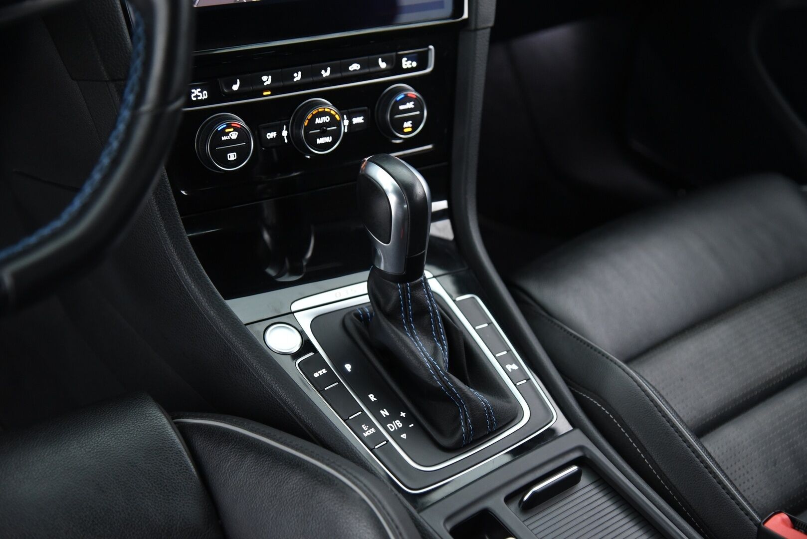 VOLKSWAGEN GOLF 2020 GTE 1.4 TSi PHEV Limited Edition *035/200* * Digimittaristo / Sporttinahat / Muistipenkki / Adapt.Vakkari / Peruutuskamera / Katveavustin / KeylessGo * - Vetokoukku / Aluvanteet kesä- ja talvirenkaissa / Huippuvarusteet