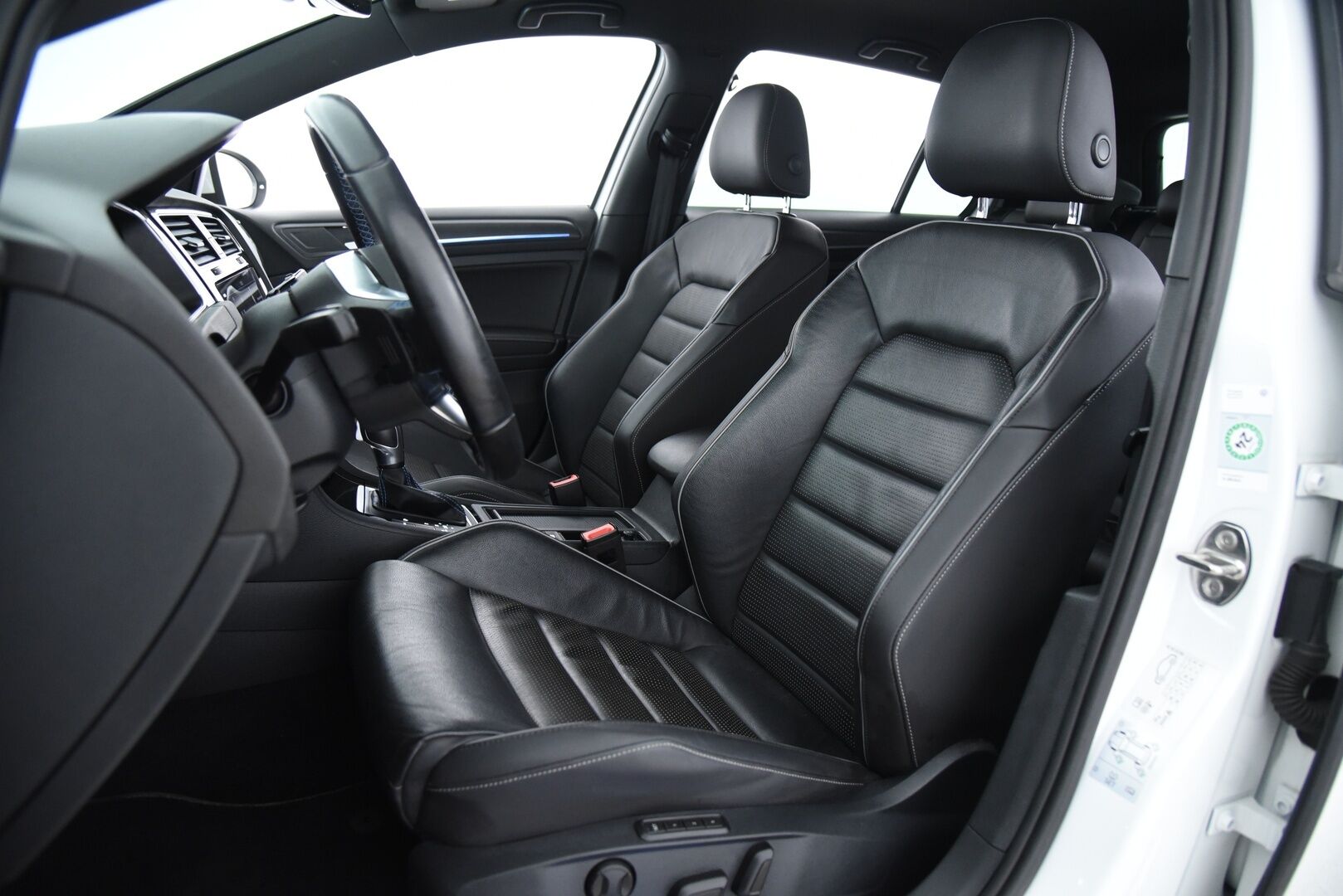 VOLKSWAGEN GOLF 2020 GTE 1.4 TSi PHEV Limited Edition *035/200* / Digimittaristo / Sporttinahat / Muistipenkki / Adapt.Vakkari / Koukku / Peruutuskamera / Katveavustin / KeylessGo / - Huippuvarusteet! / Aluvanteet kesä- ja talvirenkaissa