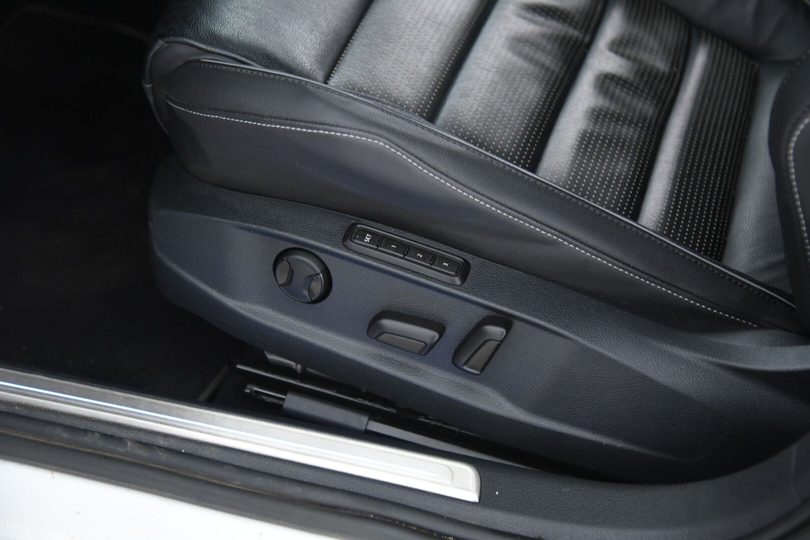 VOLKSWAGEN GOLF 2020 GTE 1.4 TSi PHEV Limited Edition *035/200* / Digimittaristo / Sporttinahat / Muistipenkki / Adapt.Vakkari / Peruutuskamera / Katveavustin / KeylessGo / - Vetokoukku / Aluvanteet kesä- ja talvirenkaissa / Huippuvarusteet!