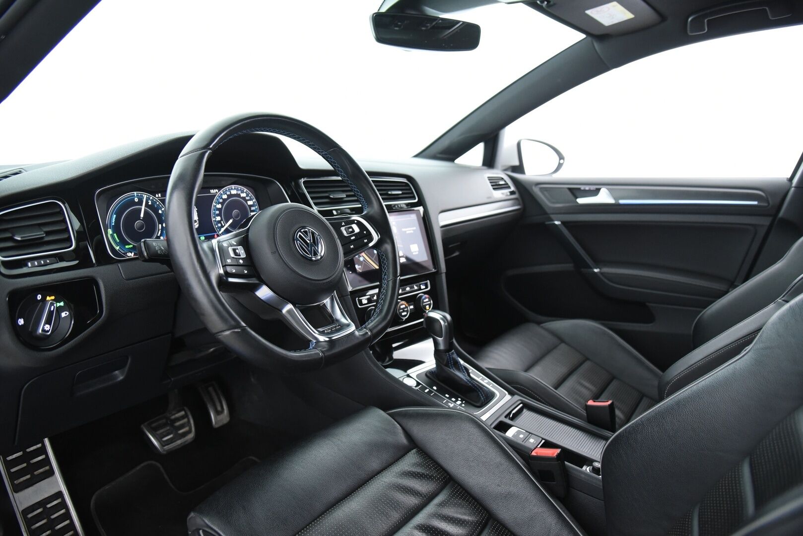 VOLKSWAGEN GOLF 2020 GTE 1.4 TSi PHEV Limited Edition *035/200* / Digimittaristo / Sporttinahat / Muistipenkki / Adapt.Vakkari / Koukku / Peruutuskamera / Katveavustin / KeylessGo / - Huippuvarusteet! / Aluvanteet kesä- ja talvirenkaissa