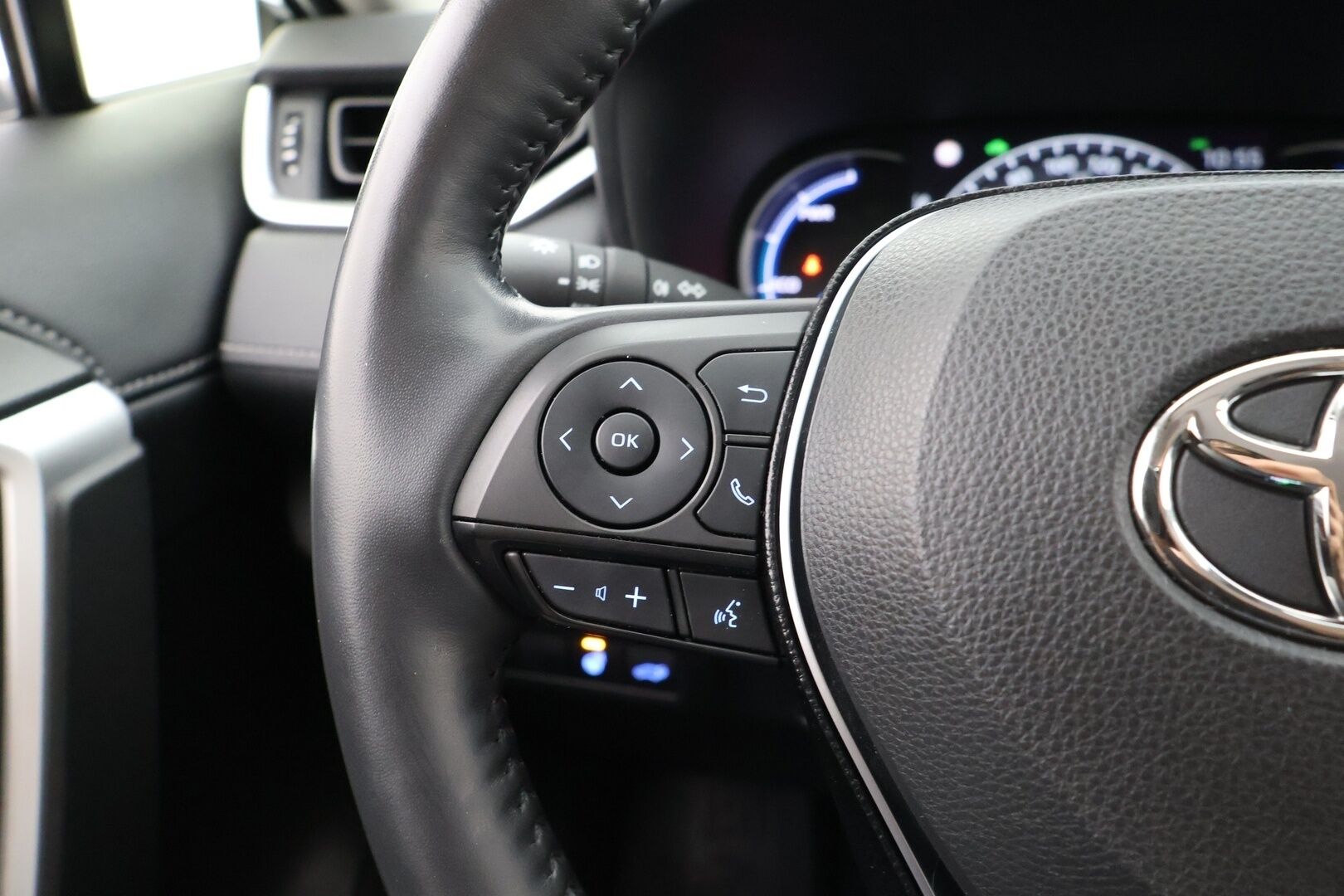TOYOTA RAV4 2020 2.5 Hybrid AWD-i Premium - | Adapt.Vakkari | Nahkasisusta | Muistipenkki | Koukku | Peruutuskamera | Pysäköinti tutkat edessä ja takana | KeylessGo | Ratinlämmitin | Sähköluukku | Lohkolämmitin + sisähaara |