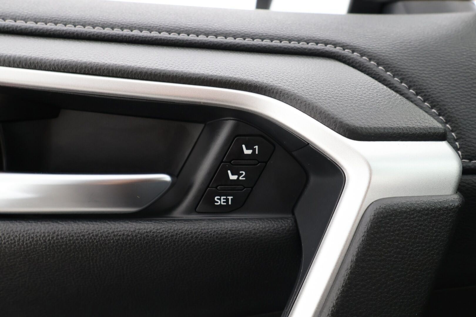 TOYOTA RAV4 2020 2.5 Hybrid AWD-i Premium - | Adapt.Vakkari | Nahkasisusta | Muistipenkki | Koukku | Peruutuskamera | Pysäköinti tutkat edessä ja takana | KeylessGo | Ratinlämmitin | Sähköluukku | Lohkolämmitin + sisähaara |