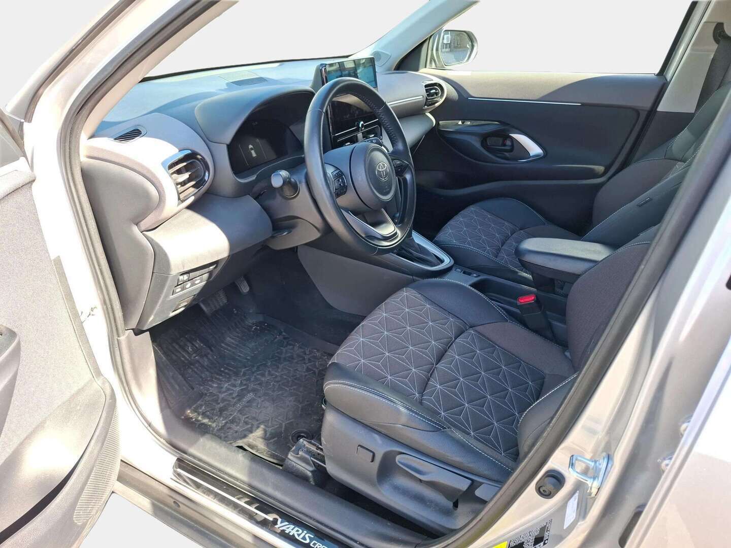 Toyota Yaris Cross 2024 1.5 Hybrid 130 Style - | ACC | Kamera | KeyLessGo | Kaistavahti | Etälämmitys | Digimittaristo | BLIS | 1.Om Suomi-auto | Merkkihuollettu | Kahdet Toyotan vanteet |