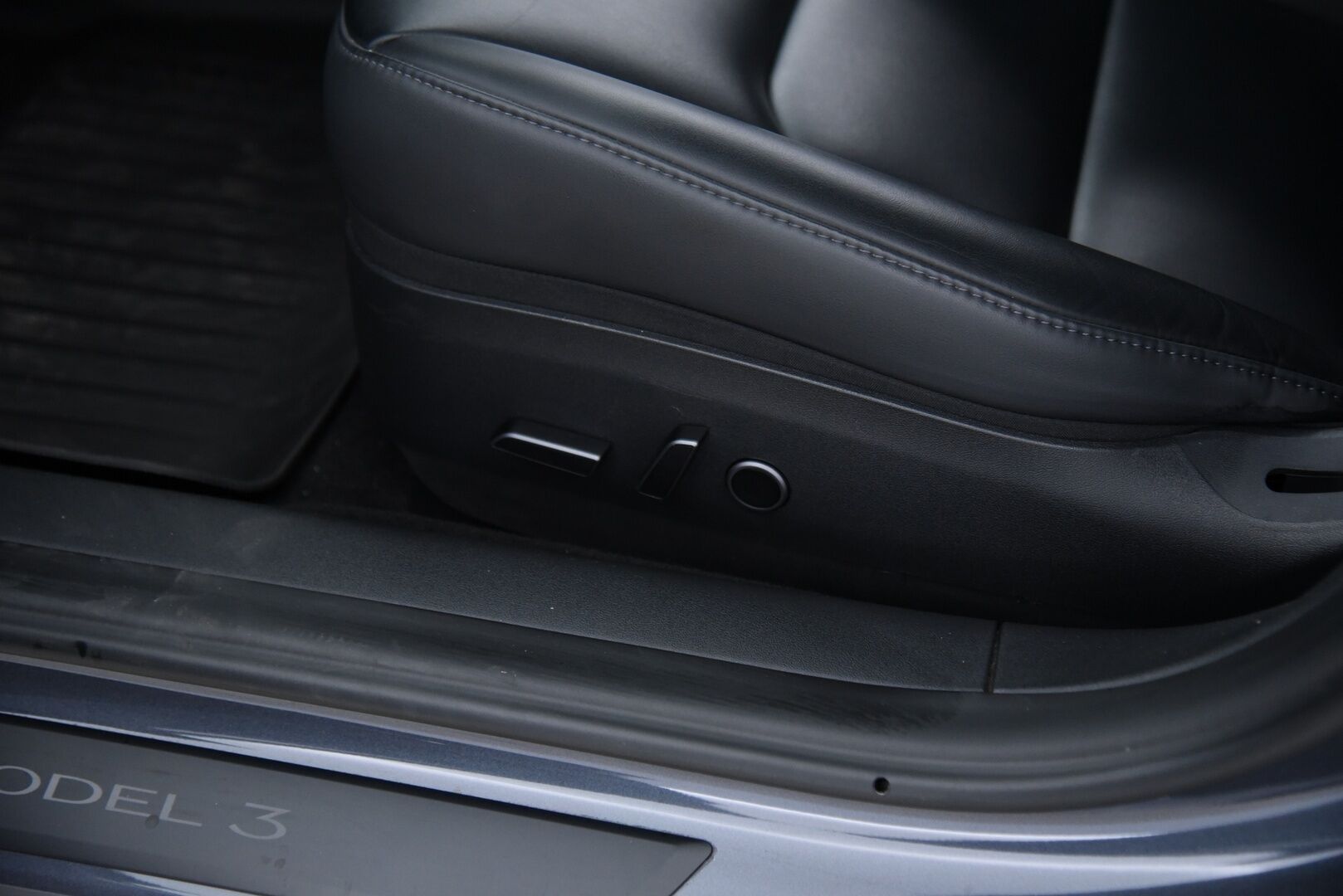 Tesla Model 3 2023 Standard Range Plus / Autopilot / Matrix-LED / Premium Audio / Navi - Lämpöpumppu / Lasikatto / P-Kamera / Sähköpenkit