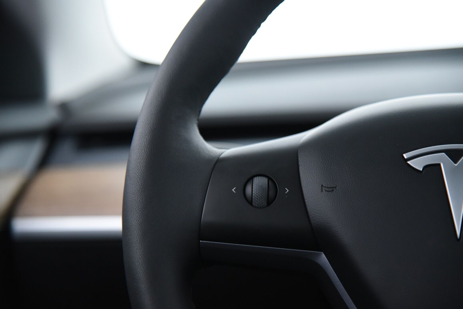 Tesla Model 3 2023 Standard Range Plus / Autopilot / Matrix-LED / Premium Audio / Navi - Lämpöpumppu / Lasikatto / P-Kamera / Sähköpenkit