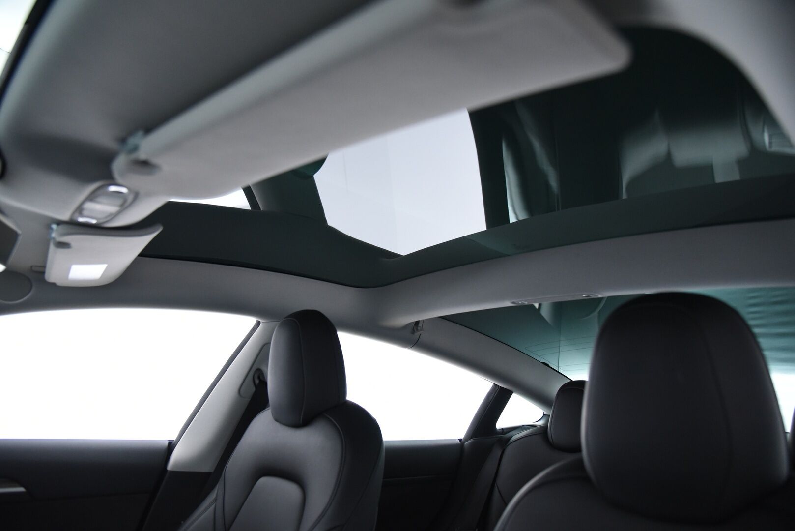 Tesla Model 3 2023 Standard Range Plus / Autopilot / Matrix-LED / Premium Audio / Navi - Lämpöpumppu / Lasikatto / P-Kamera / Sähköpenkit