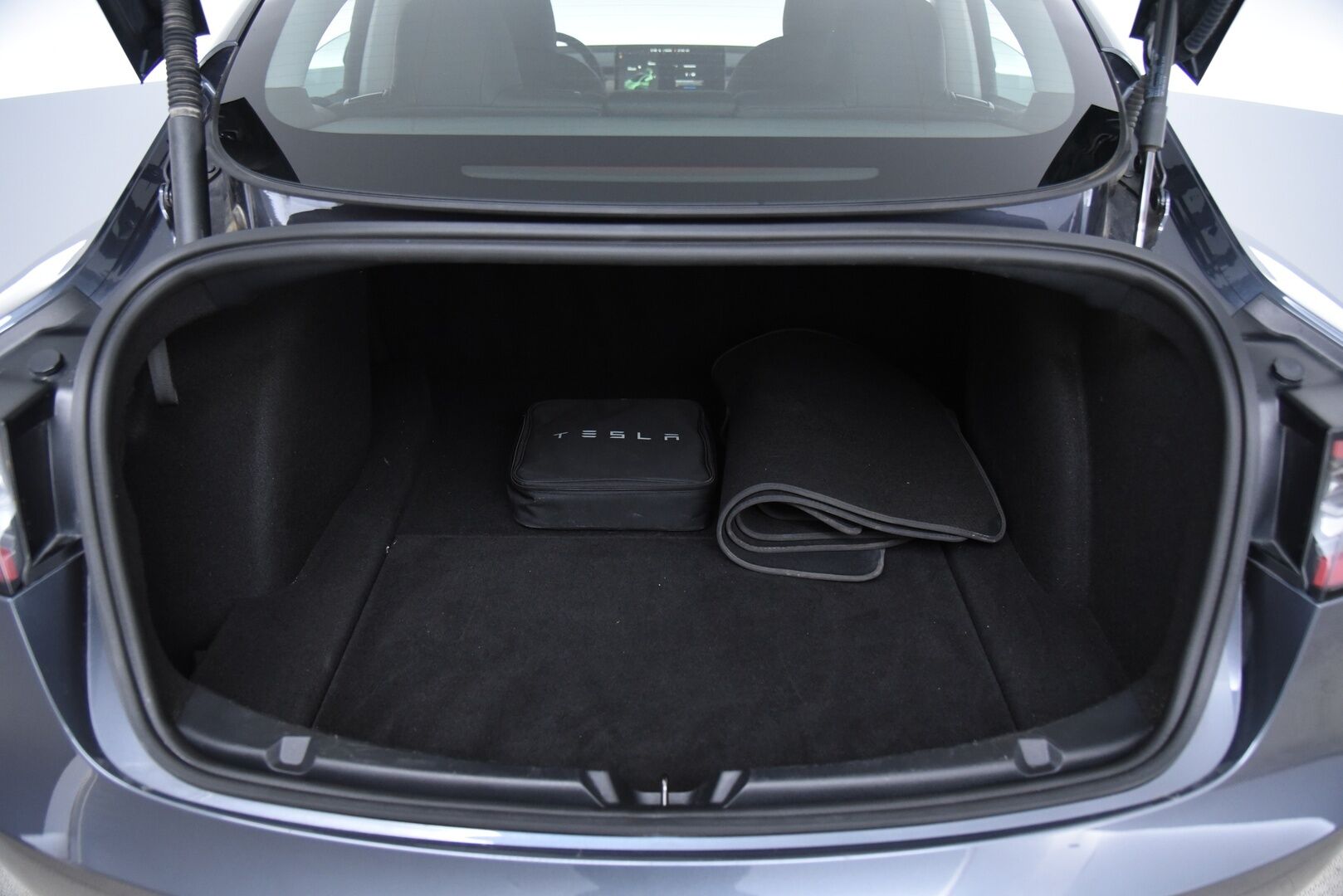 Tesla Model 3 2023 Standard Range Plus / Autopilot / Matrix-LED / Premium Audio / Navi - Lämpöpumppu / Lasikatto / P-Kamera / Sähköpenkit