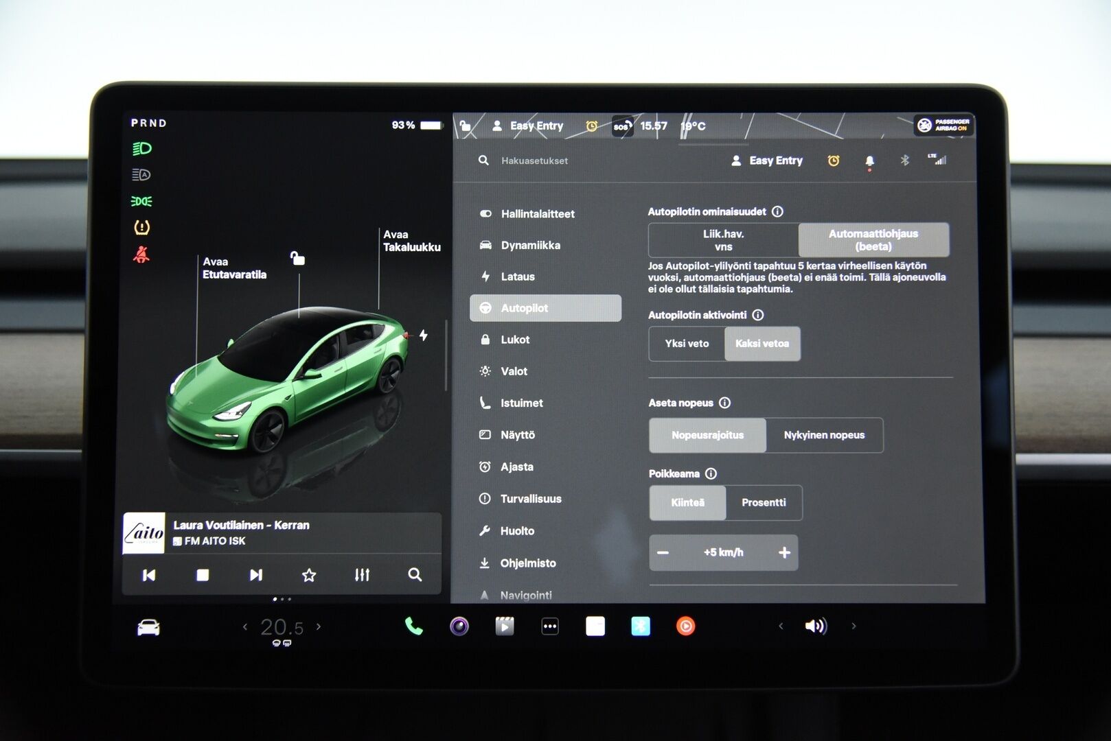 Tesla Model 3 2023 Standard Range Plus / Autopilot / Matrix-LED / Premium Audio / Navi - Lämpöpumppu / Lasikatto / P-Kamera / Sähköpenkit
