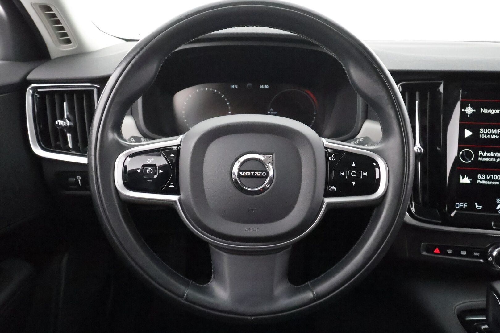 Volvo V90 2021 T6 Recharge AWD Inscription Expression * ACC / Webasto / Puolinahat / P.kamera / LED / Keyless * - Kahdet renkaat aluvanteilla / Merkkihuollettu