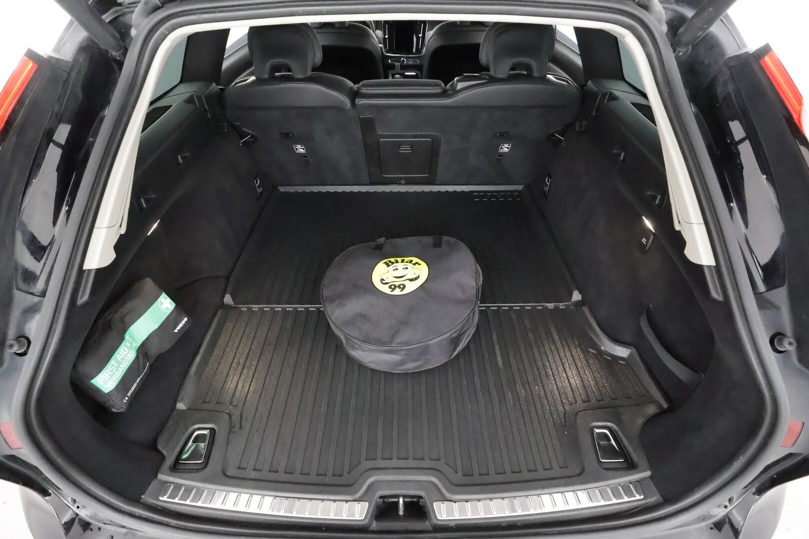 Volvo V90 2021 T6 Recharge AWD Inscription Expression * ACC / Webasto / Puolinahat / P.kamera / LED / Keyless * - Kahdet renkaat aluvanteilla / Merkkihuollettu