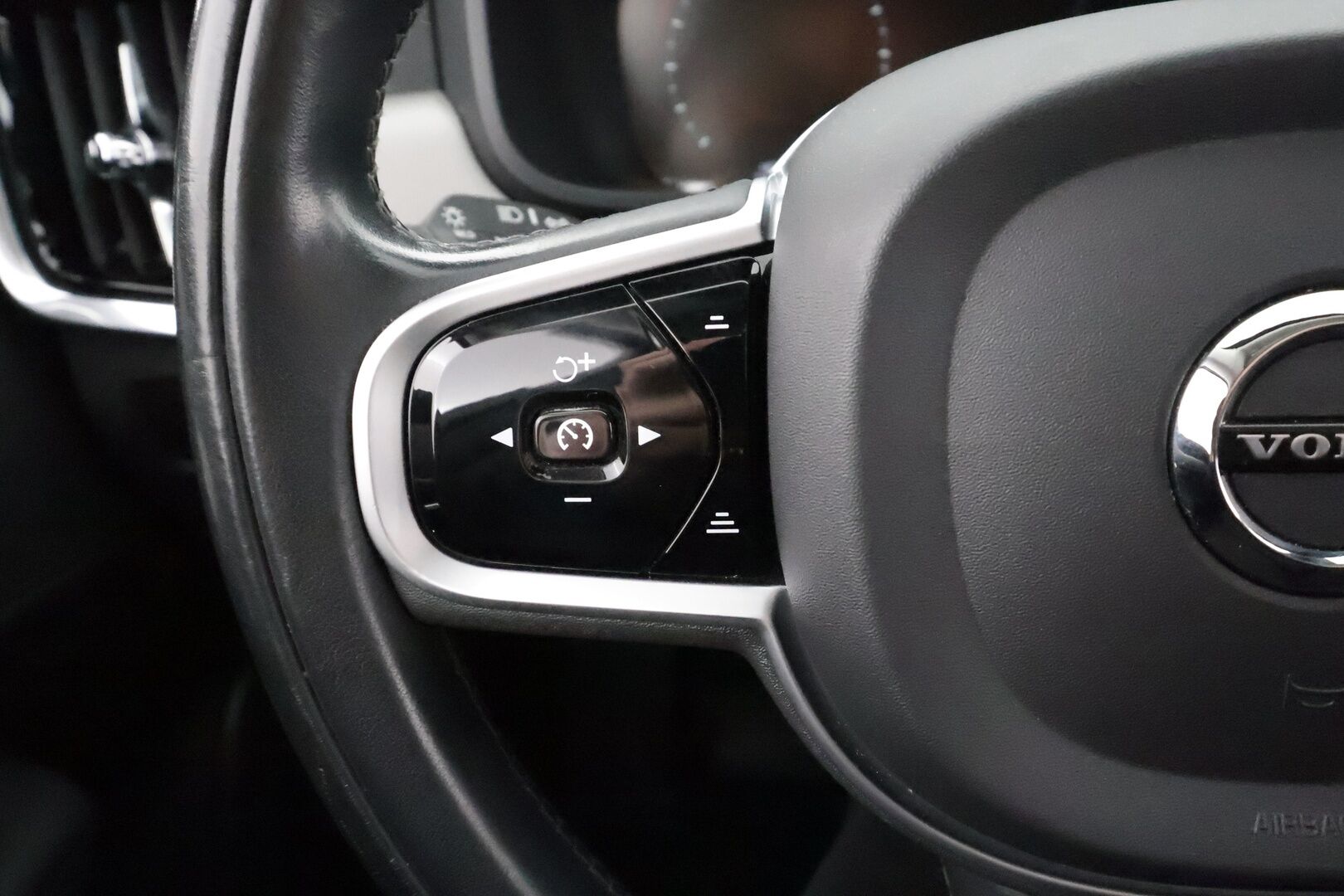 Volvo V90 2021 T6 Recharge AWD Inscription Expression * ACC / Webasto / Puolinahat / P.kamera / LED / Keyless * - Kahdet renkaat aluvanteilla / Merkkihuollettu