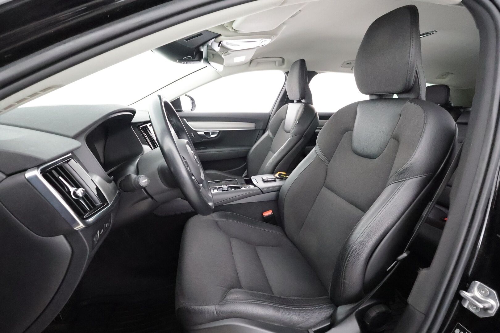 Volvo V90 2021 T6 Recharge AWD Inscription Expression * ACC / Webasto / Puolinahat / P.kamera / LED / Keyless * - Kahdet renkaat aluvanteilla / Merkkihuollettu