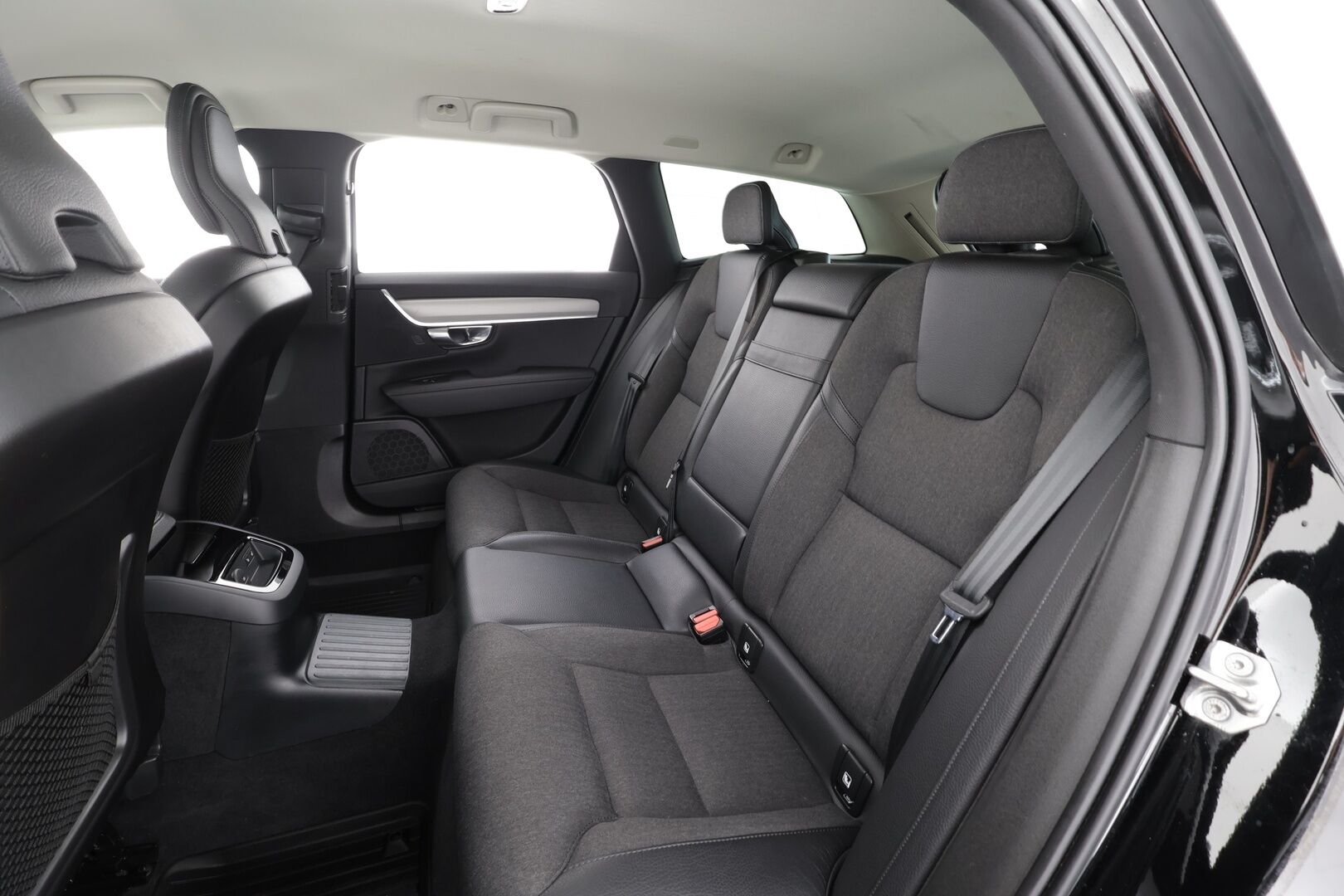 Volvo V90 2021 T6 Recharge AWD Inscription Expression * ACC / Webasto / Puolinahat / P.kamera / LED / Keyless * - Kahdet renkaat aluvanteilla / Merkkihuollettu