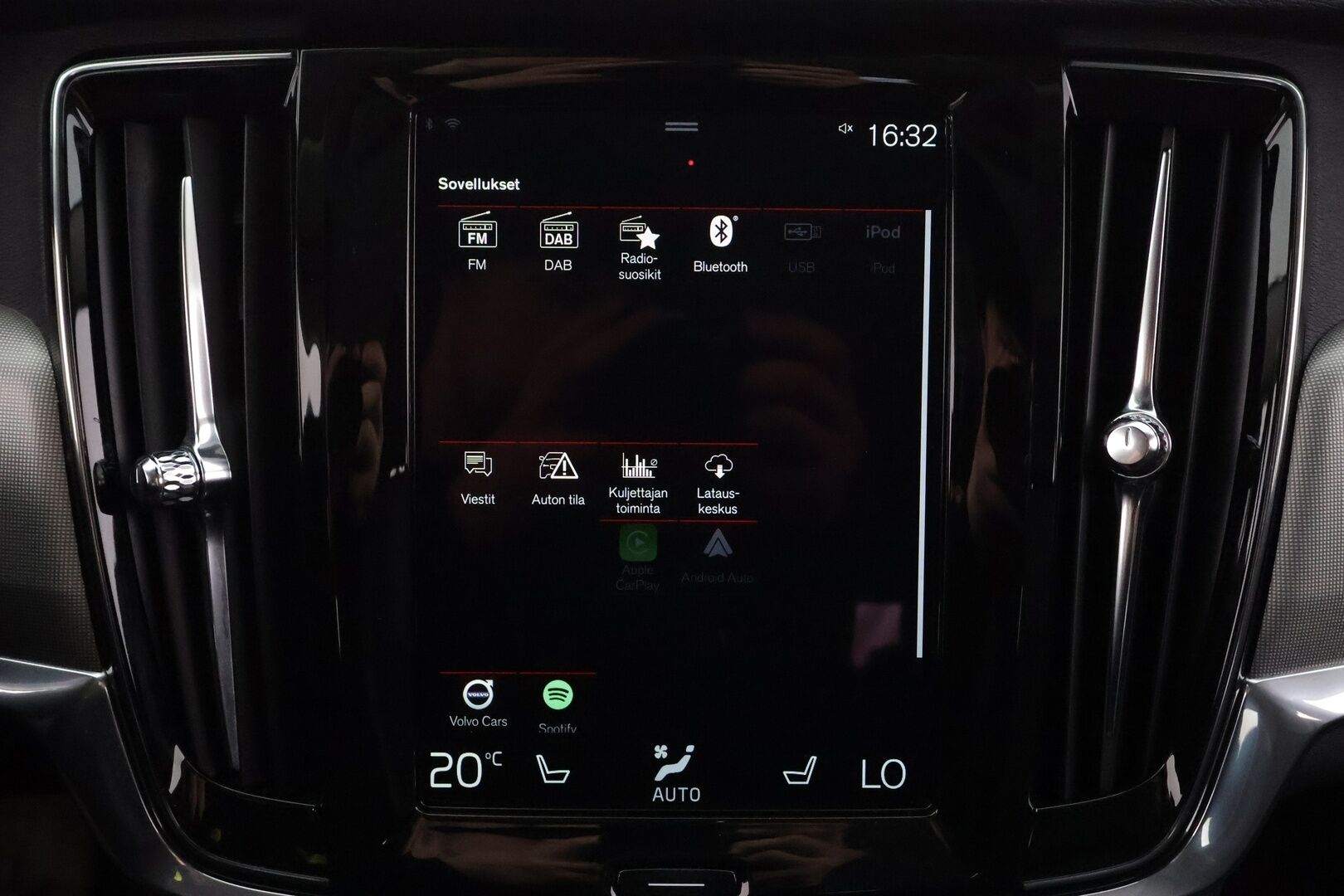 Volvo V90 2021 T6 Recharge AWD Inscription Expression * ACC / Webasto / Puolinahat / P.kamera / LED / Keyless * - Kahdet renkaat aluvanteilla / Merkkihuollettu
