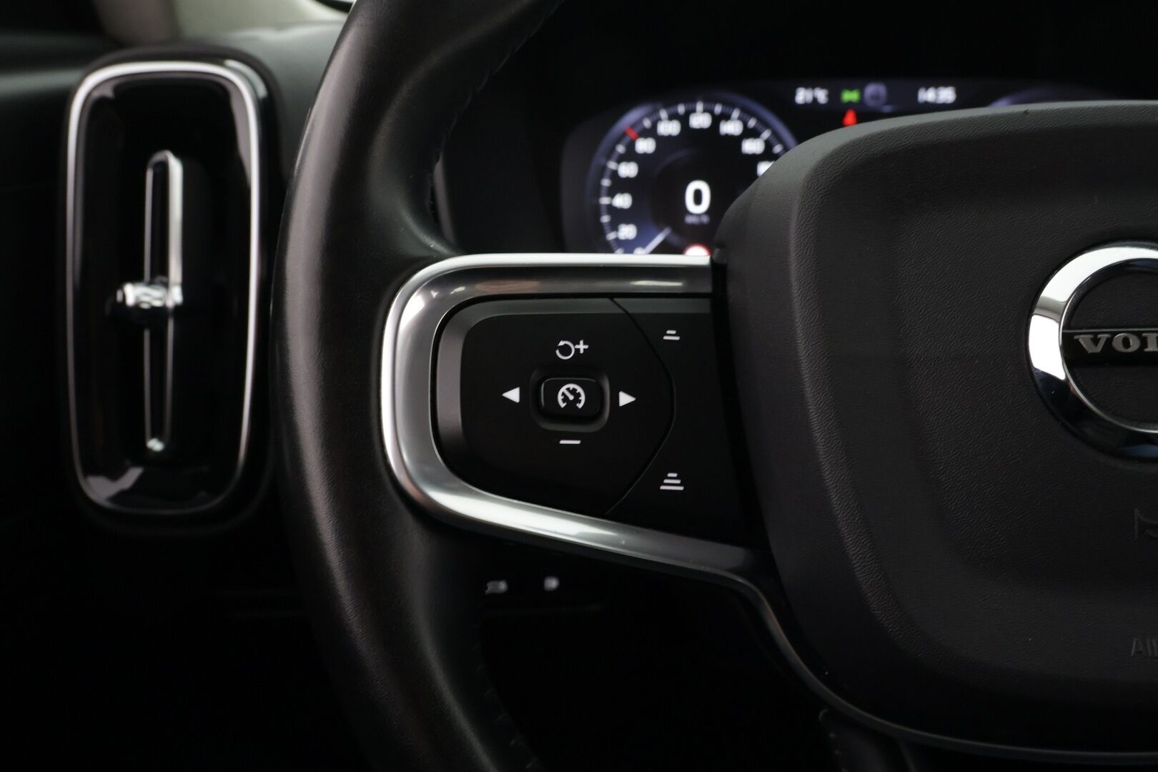 Volvo XC40 2020 T5 Twin Engine Business aut / 1-om. / Vakkari / Taittuva vetokoukku / Puolinahkasisusta / P.Kamera - Upea Yksilö / 1-Omistaja / 2x Renkaat / / Hyvin huollettu / Jakopää tehty!