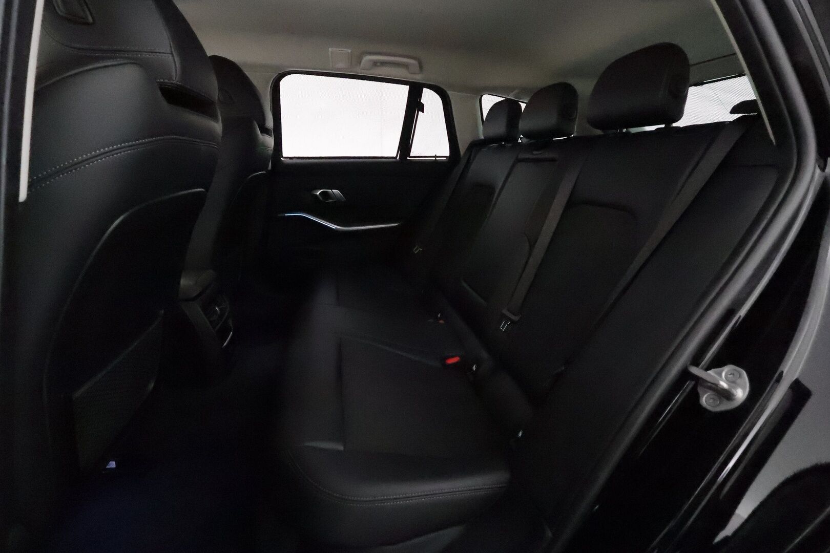 BMW 330 2021 G21 Touring 330e xDrive Business Sport *ACC / P.tutkat / Hifi / Puolinahat / LED / Navi / Koukku / Aurinkoverhot* - Kahdet renkaat aluvanteilla / Akku kuntotarkastettu - Osta nyt, maksa vasta ensi vuonna