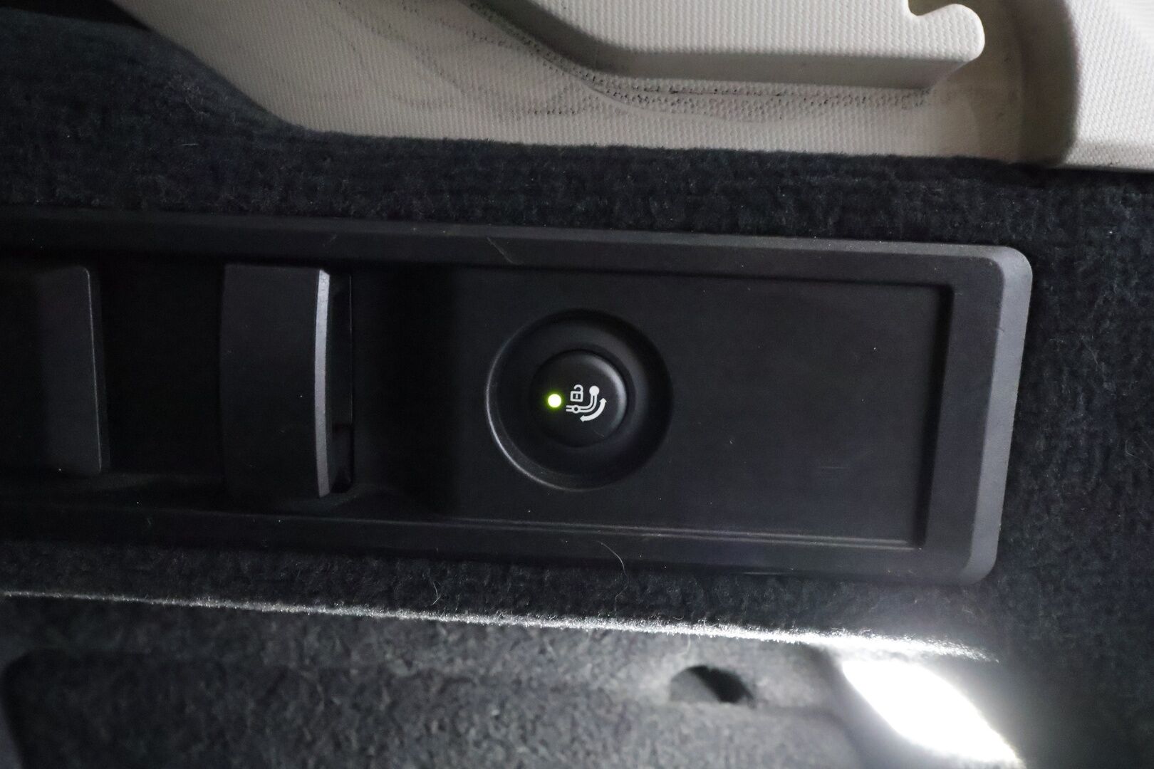 BMW 330 2021 G21 Touring 330e xDrive Business Sport *ACC / P.tutkat / Hifi / Puolinahat / LED / Navi / Koukku / Aurinkoverhot* - Kahdet renkaat aluvanteilla