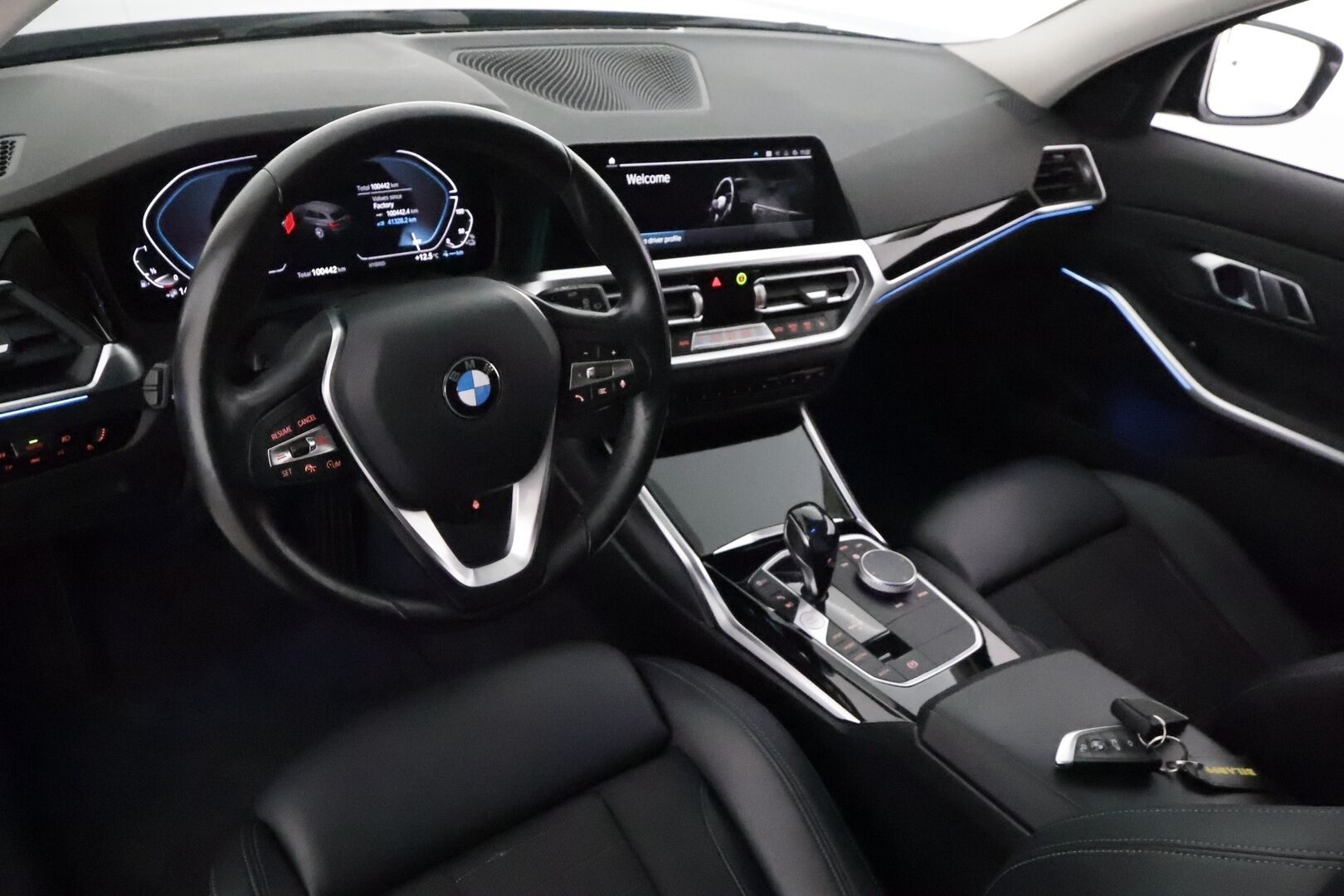 BMW 330 2021 G21 Touring 330e xDrive Business Sport *ACC / P.tutkat / Hifi / Puolinahat / LED / Navi / Koukku / Aurinkoverhot* - Kahdet renkaat aluvanteilla