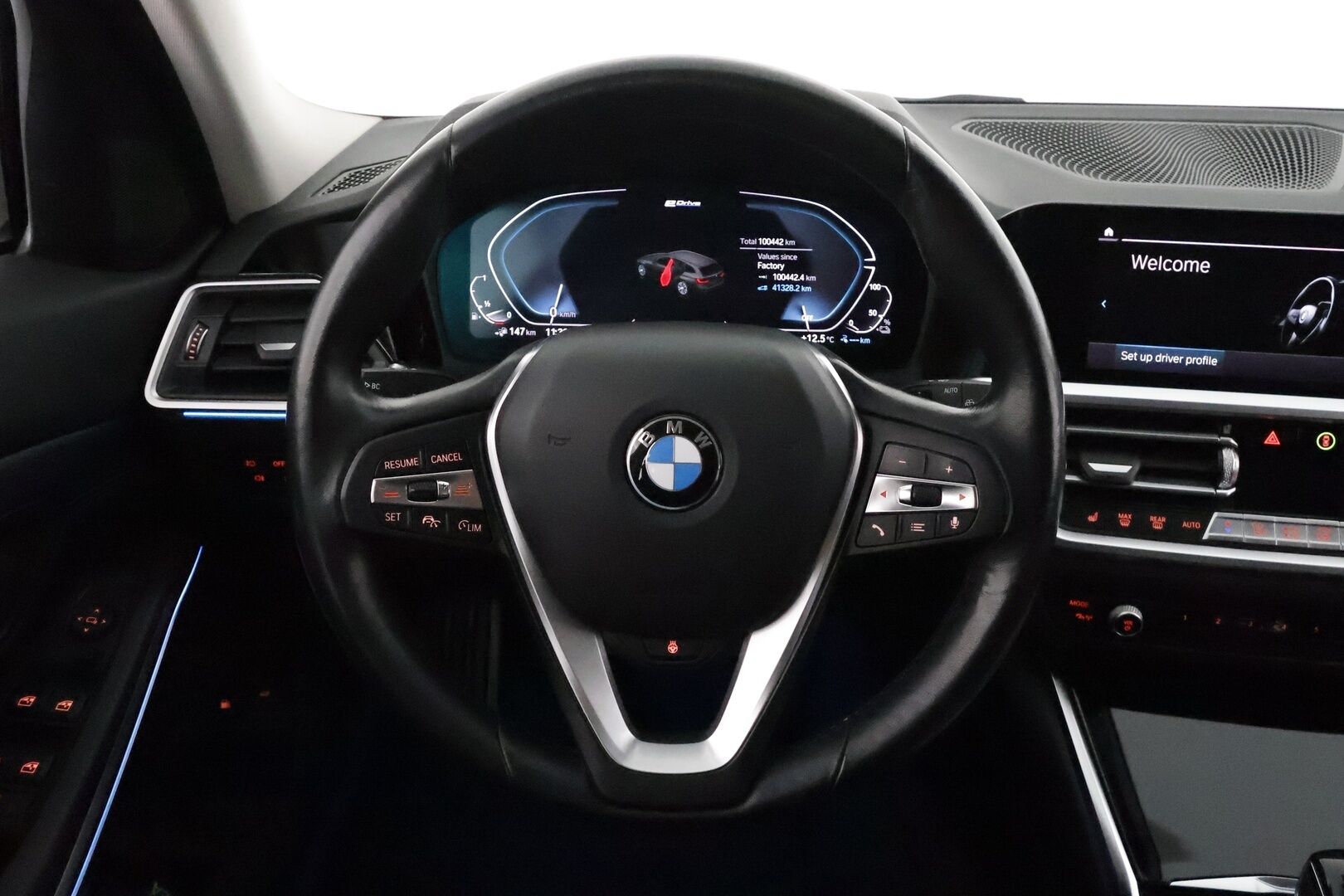 BMW 330 2021 G21 Touring 330e xDrive Business Sport *ACC / P.tutkat / Hifi / Puolinahat / LED / Navi / Koukku / Aurinkoverhot* - Kahdet renkaat aluvanteilla