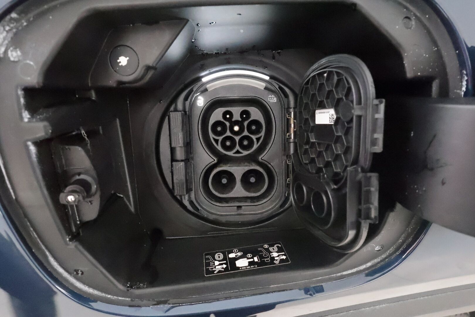 MERCEDES-BENZ EQA 2021 250 Business AMG - 3,99 % KORKOTARJOUS TÄHÄN AUTOON - Widescreen / Adapt. Vakkari / P. Kamera / LED-High Performance / Sporttipenkit / Kaistavahti / Navi / 2x Renkaat 