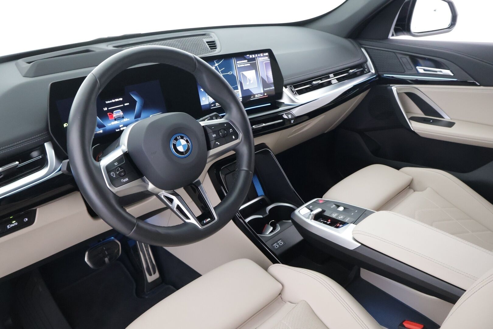 BMW iX1 2023 U11 30 xDrive Charged Edition - 3,99 % KORKOTARJOUS TÄHÄN AUTOON - Adapt. Vakkari / HUD / 360° / Sporttipenkki Muistilla / Ratinlämmitin / Koukku / Comfort Access / Kaistavahti / Adapt. Ledit / 2x renkaat