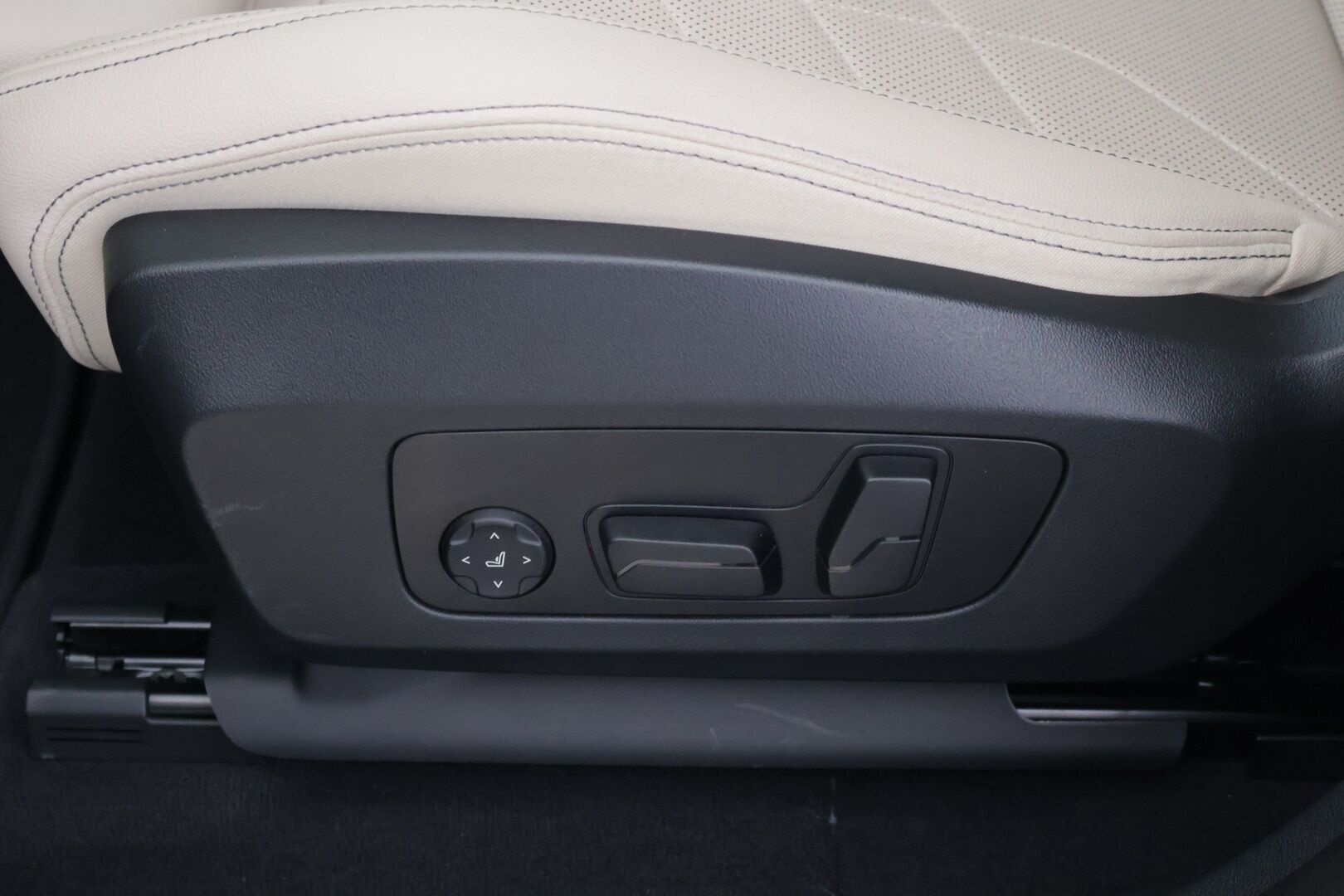 BMW iX1 2023 U11 30 xDrive Charged Edition - 3,99 % KORKOTARJOUS TÄHÄN AUTOON - Adapt. Vakkari / HUD / 360° / Sporttipenkki Muistilla / Ratinlämmitin / Koukku / Comfort Access / Kaistavahti / Adapt. Ledit / 2x renkaat