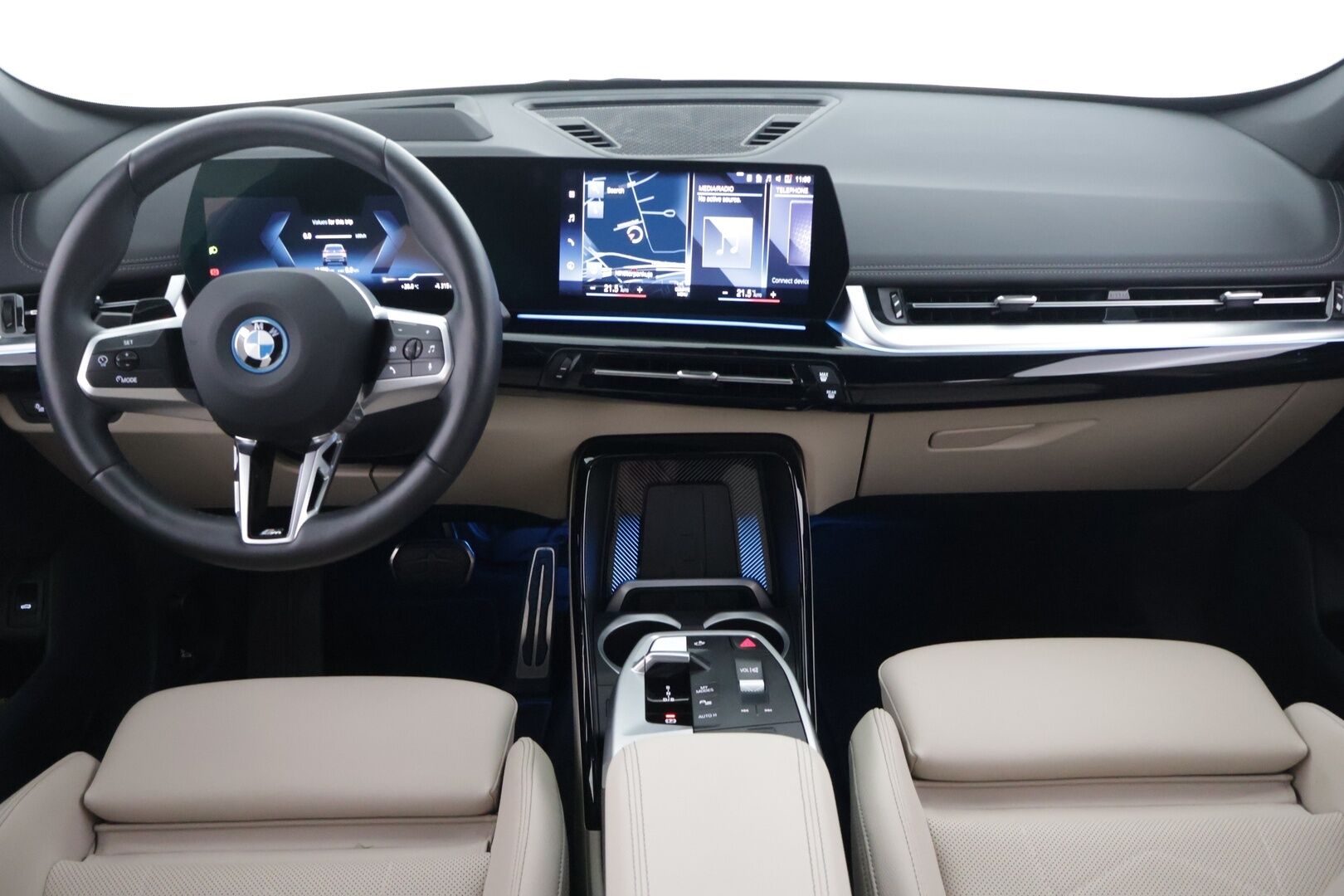 BMW iX1 2023 U11 30 xDrive Charged Edition - 3,99 % KORKOTARJOUS TÄHÄN AUTOON - Adapt. Vakkari / HUD / 360° / Sporttipenkki Muistilla / Ratinlämmitin / Koukku / Comfort Access / Kaistavahti / Adapt. Ledit / 2x renkaat