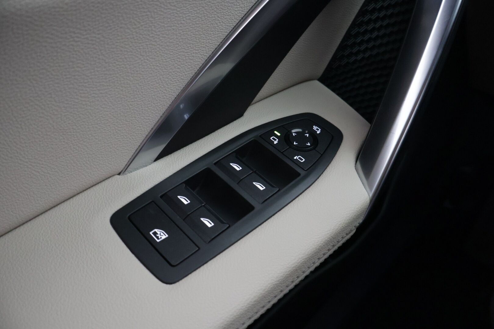 BMW iX1 2023 U11 30 xDrive Charged Edition - 3,99 % KORKOTARJOUS TÄHÄN AUTOON - Adapt. Vakkari / HUD / 360° / Sporttipenkki Muistilla / Ratinlämmitin / Koukku / Comfort Access / Kaistavahti / Adapt. Ledit / 2x renkaat