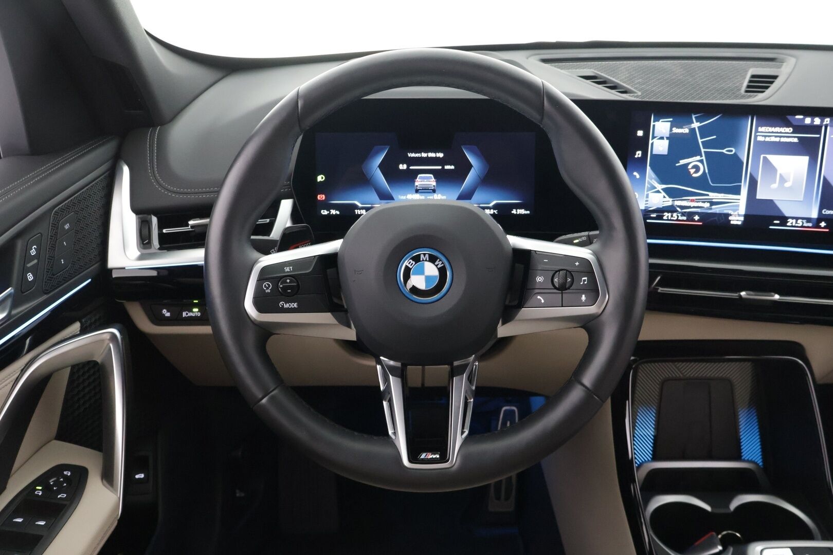 BMW iX1 2023 U11 30 xDrive Charged Edition - 3,99 % KORKOTARJOUS TÄHÄN AUTOON - Adapt. Vakkari / HUD / 360° / Sporttipenkki Muistilla / Ratinlämmitin / Koukku / Comfort Access / Kaistavahti / Adapt. Ledit / 2x renkaat