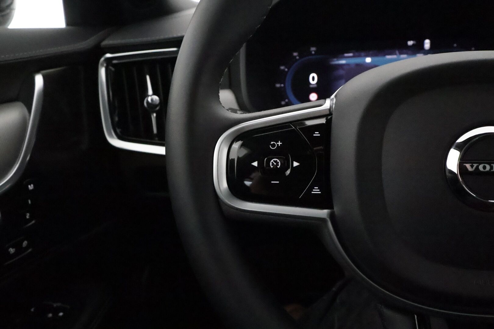 Volvo V90 2023 T6 AWD Plus Dark Long Range - Panorama / 360° Kamera / Adapt.Vakkari / Full-LED / Sporttinahat Muistilla / Koukku / Harman/Kardon! - KORKO VAIN 3,99 %