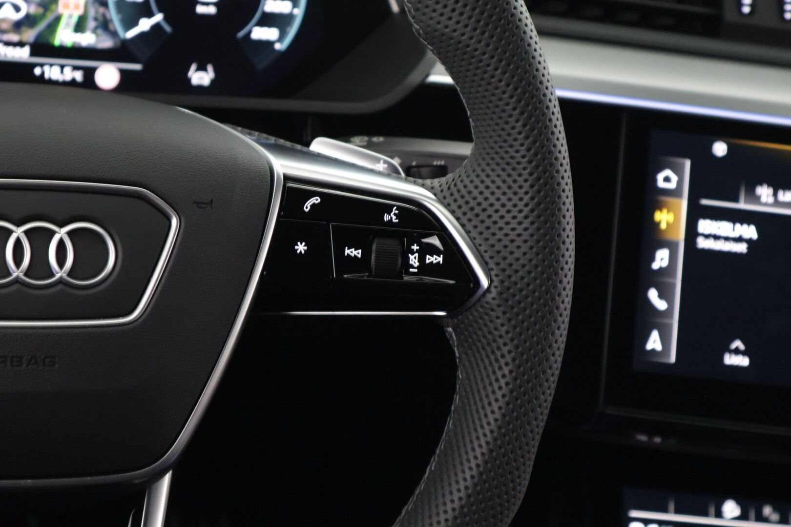 AUDI Q8 E-TRON 2024 Sportback 55 e-tron quattro S line **Adapt.vakkari / Matrix LED / 360° Kamera / Sähköpenkit / Apple&Android** - 2,99 % KORKOTARJOUS TÄHÄN AUTOON - Näyttävä yksilö / Huippuvarusteet / Ilma-alusta / Black Optic -paketti / Keyless / Nahkasisusta
