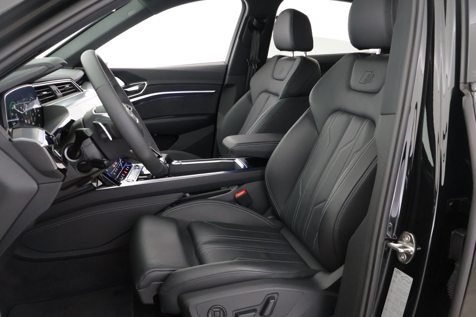 AUDI Q8 E-TRON 2024 Sportback 55 e-tron quattro S line **Adapt.vakkari / Matrix LED / 360° Kamera / Sähköpenkit / Apple&Android** - 2,99 % KORKOTARJOUS TÄHÄN AUTOON - Näyttävä yksilö / Huippuvarusteet / Ilma-alusta / Black Optic -paketti / Keyless / Nahkasisusta