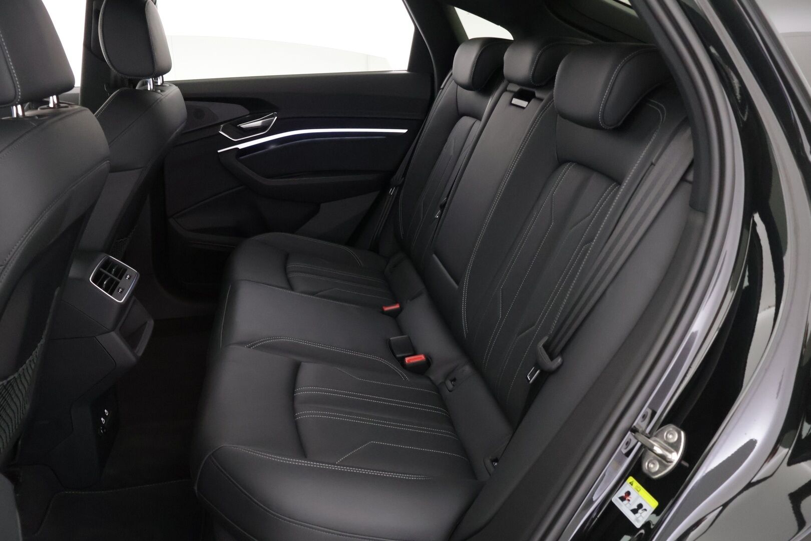 AUDI Q8 E-TRON 2024 Sportback 55 e-tron quattro S line **Adapt.vakkari / Matrix LED / 360° Kamera / Sähköpenkit / Apple&Android** - 2,99 % KORKOTARJOUS TÄHÄN AUTOON - Näyttävä yksilö / Huippuvarusteet / Ilma-alusta / Black Optic -paketti / Keyless / Nahkasisusta