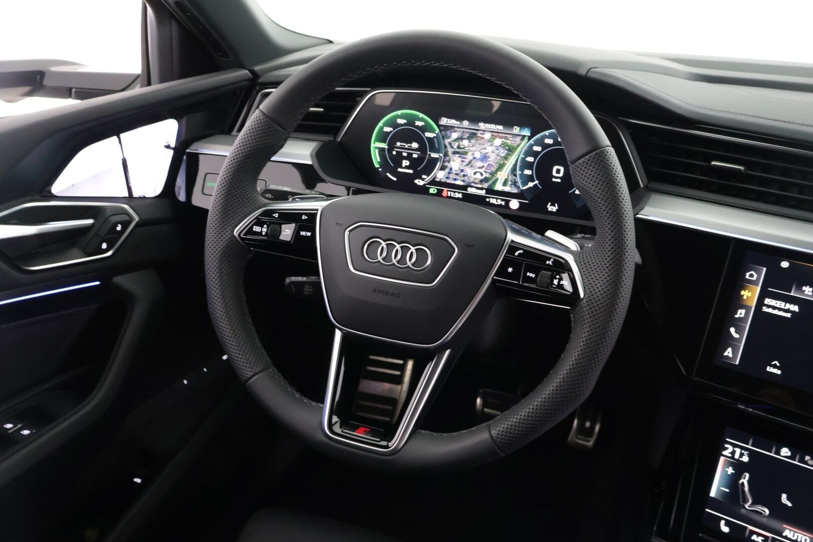AUDI Q8 E-TRON 2024 Sportback 55 e-tron quattro S line **Adapt.vakkari / Matrix LED / 360° Kamera / Sähköpenkit / Apple&Android** - 2,99 % KORKOTARJOUS TÄHÄN AUTOON - Näyttävä yksilö / Huippuvarusteet / Ilma-alusta / Black Optic -paketti / Keyless / Nahkasisusta