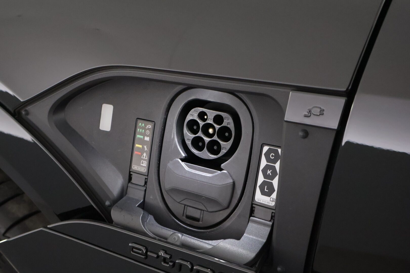 AUDI Q8 E-TRON 2024 Sportback 55 e-tron quattro S line **Adapt.vakkari / Matrix LED / 360° Kamera / Sähköpenkit / Apple&Android** - 2,99 % KORKOTARJOUS TÄHÄN AUTOON - Näyttävä yksilö / Huippuvarusteet / Ilma-alusta / Black Optic -paketti / Keyless / Nahkasisusta