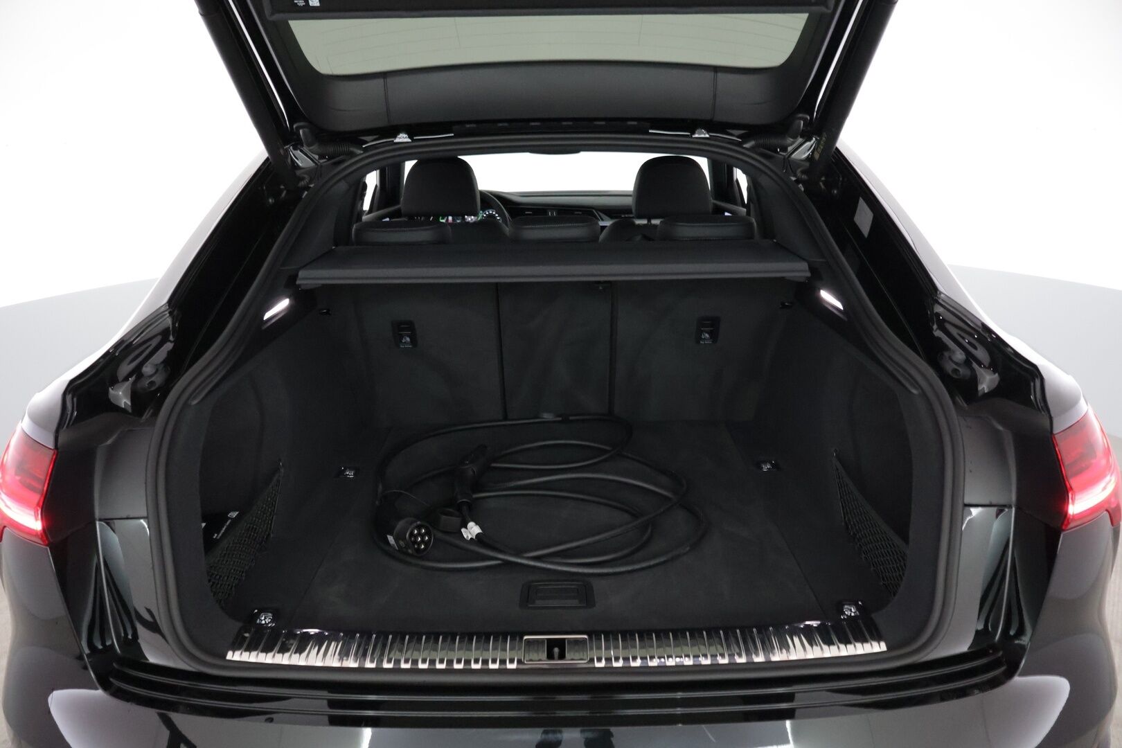 AUDI Q8 E-TRON 2024 Sportback 55 e-tron quattro S line **Adapt.vakkari / Matrix LED / 360° Kamera / Sähköpenkit / Apple&Android** - 2,99 % KORKOTARJOUS TÄHÄN AUTOON - Näyttävä yksilö / Huippuvarusteet / Ilma-alusta / Black Optic -paketti / Keyless / Nahkasisusta