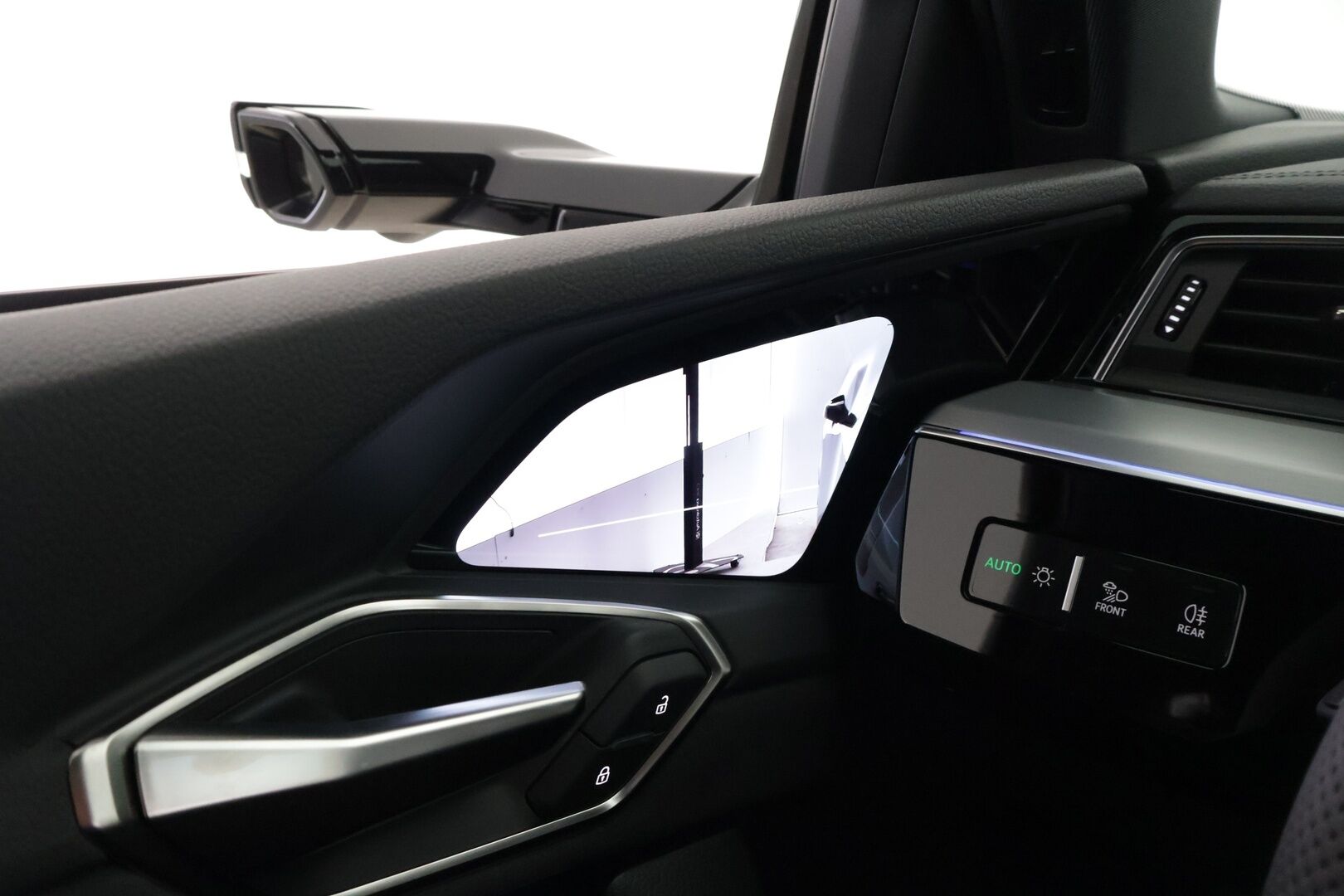 AUDI Q8 E-TRON 2024 Sportback 55 e-tron quattro S line **Adapt.vakkari / Matrix LED / 360° Kamera / Sähköpenkit / Apple&Android** - 2,99 % KORKOTARJOUS TÄHÄN AUTOON - Näyttävä yksilö / Huippuvarusteet / Ilma-alusta / Black Optic -paketti / Keyless / Nahkasisusta