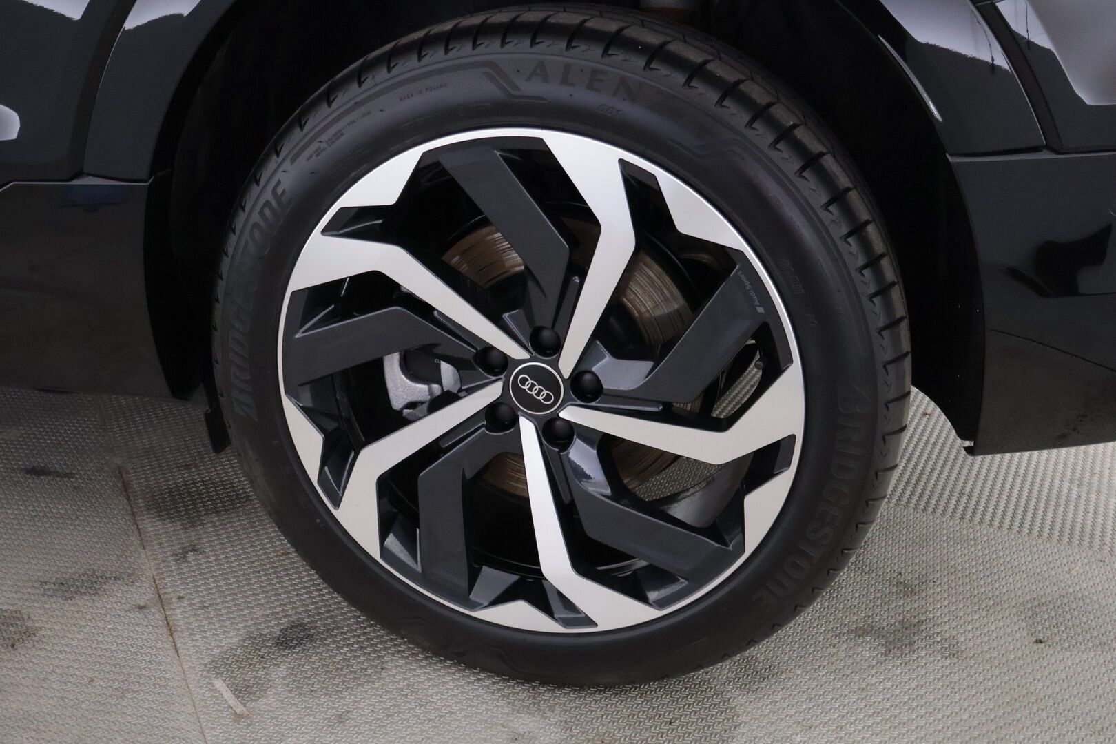 AUDI Q8 E-TRON 2024 Sportback 55 e-tron quattro S line **Adapt.vakkari / Matrix LED / 360° Kamera / Sähköpenkit / Apple&Android** - 2,99 % KORKOTARJOUS TÄHÄN AUTOON - Näyttävä yksilö / Huippuvarusteet / Ilma-alusta / Black Optic -paketti / Keyless / Nahkasisusta