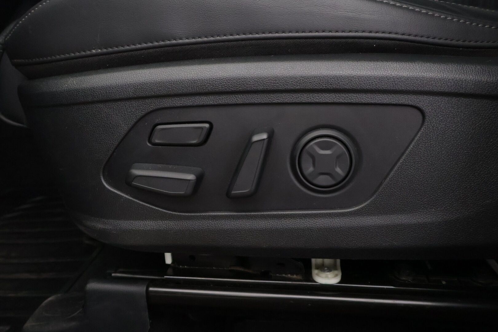 Kia Sorento 2021 SORENTO Monikäyttöajoneuvo *BOSE / Koukku /  Nahkapenkit / 7P / Panoraama * - 3,99 % KORKOTARJOUS TÄHÄN AUTOON - *Huippuvarusteltu / 7-paikkainen / Näyttävä perhauto*