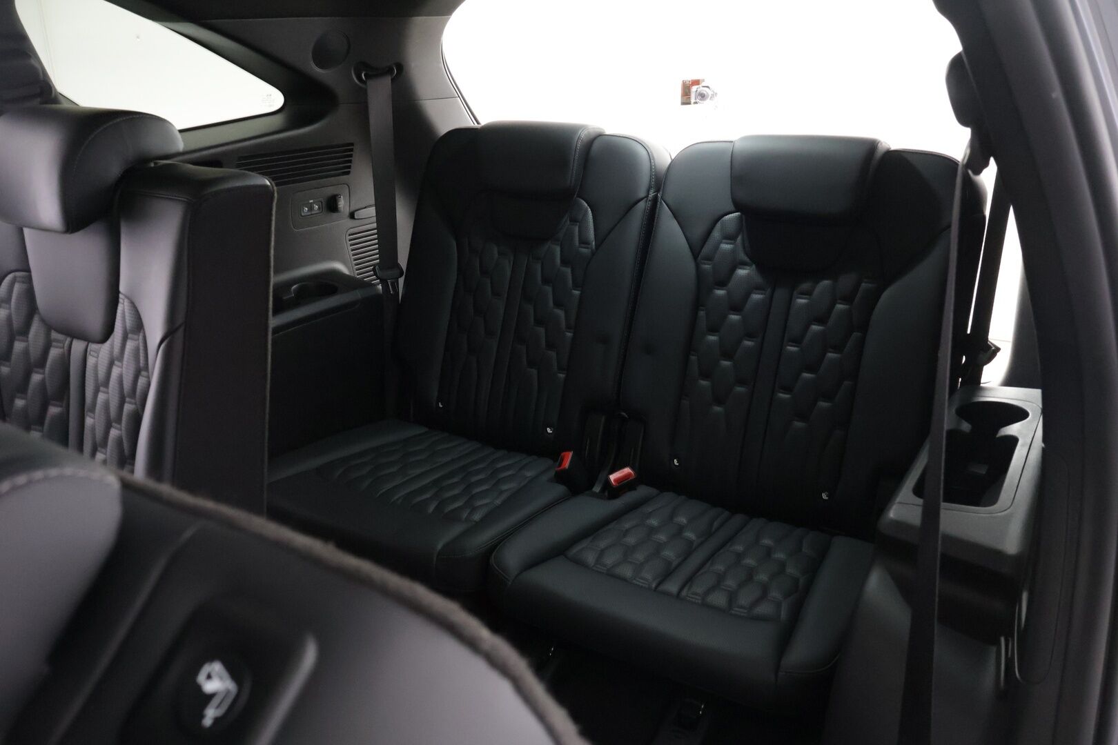 Kia Sorento 2021 SORENTO Monikäyttöajoneuvo *BOSE / Koukku /  Nahkapenkit / 7P / Panoraama * - 3,99 % KORKOTARJOUS TÄHÄN AUTOON - *Huippuvarusteltu / 7-paikkainen / Näyttävä perhauto*