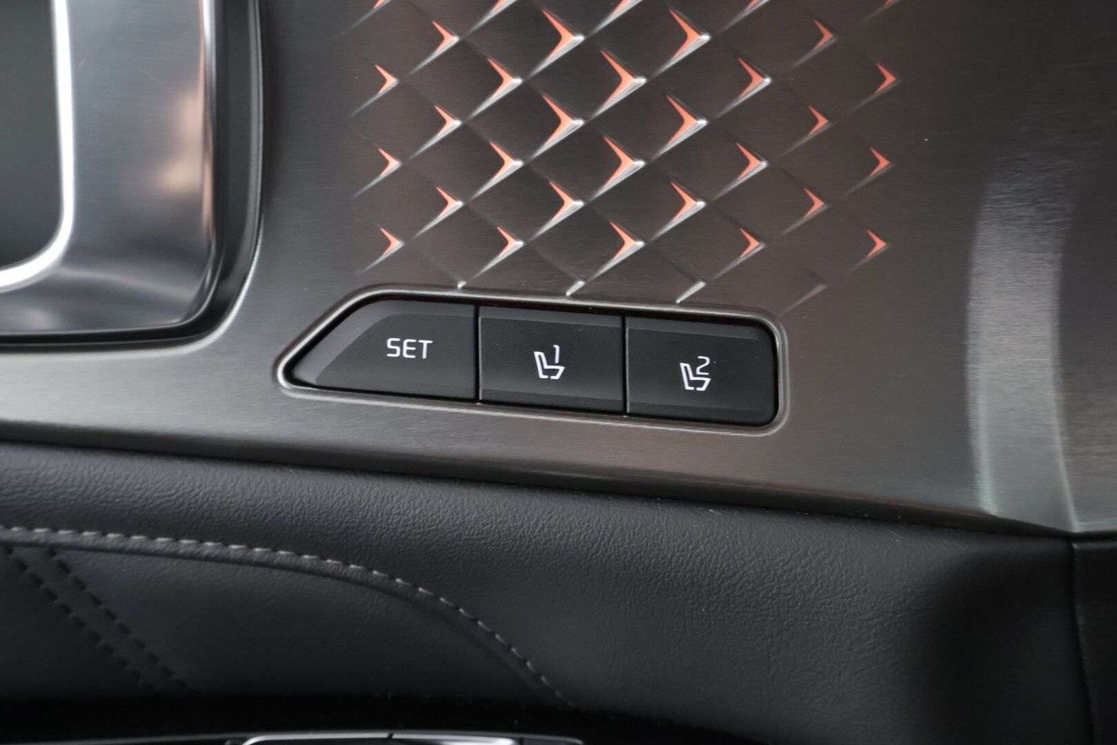 Kia Sorento 2021 SORENTO Monikäyttöajoneuvo *BOSE / Koukku /  Nahkapenkit / 7P / Panoraama * - 3,99 % KORKOTARJOUS TÄHÄN AUTOON - *Huippuvarusteltu / 7-paikkainen / Näyttävä perhauto*