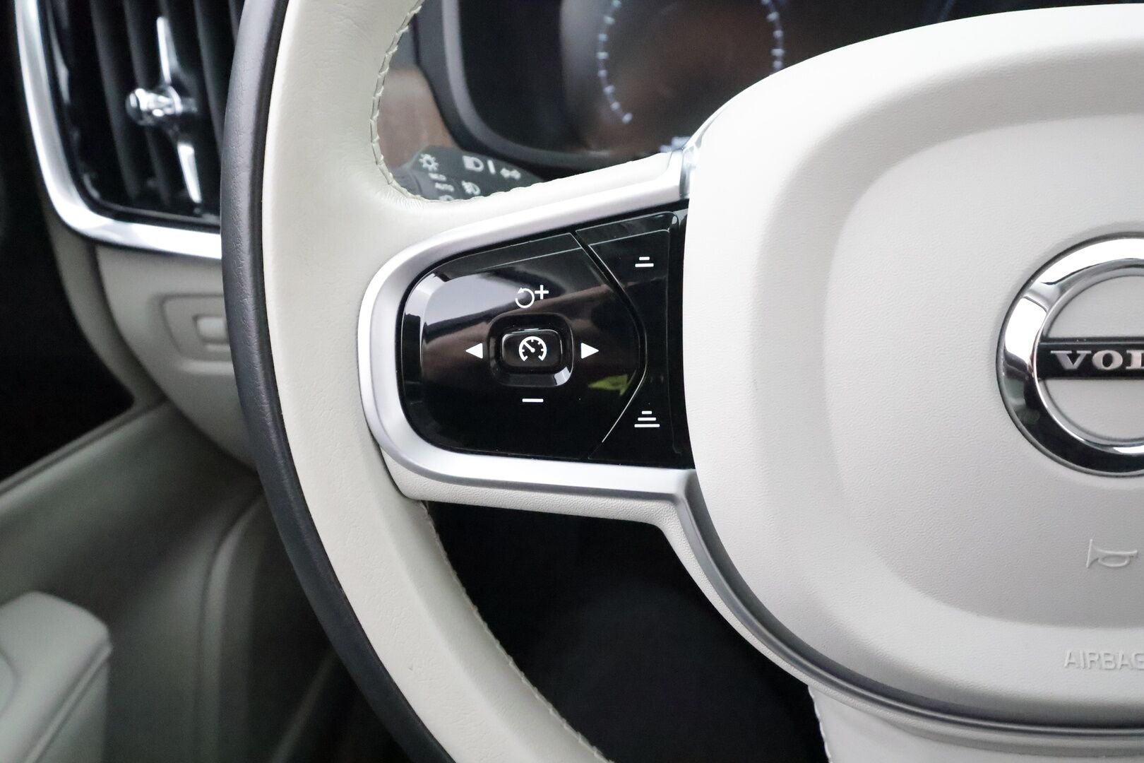 Volvo V90 2021 T8 TwE AWD Inscription aut * Pilot Assist / Muistipenkit / Webasto / Koukku / HUD / Sporttinahat / 360-kamera * - Kahdet Renkaat 