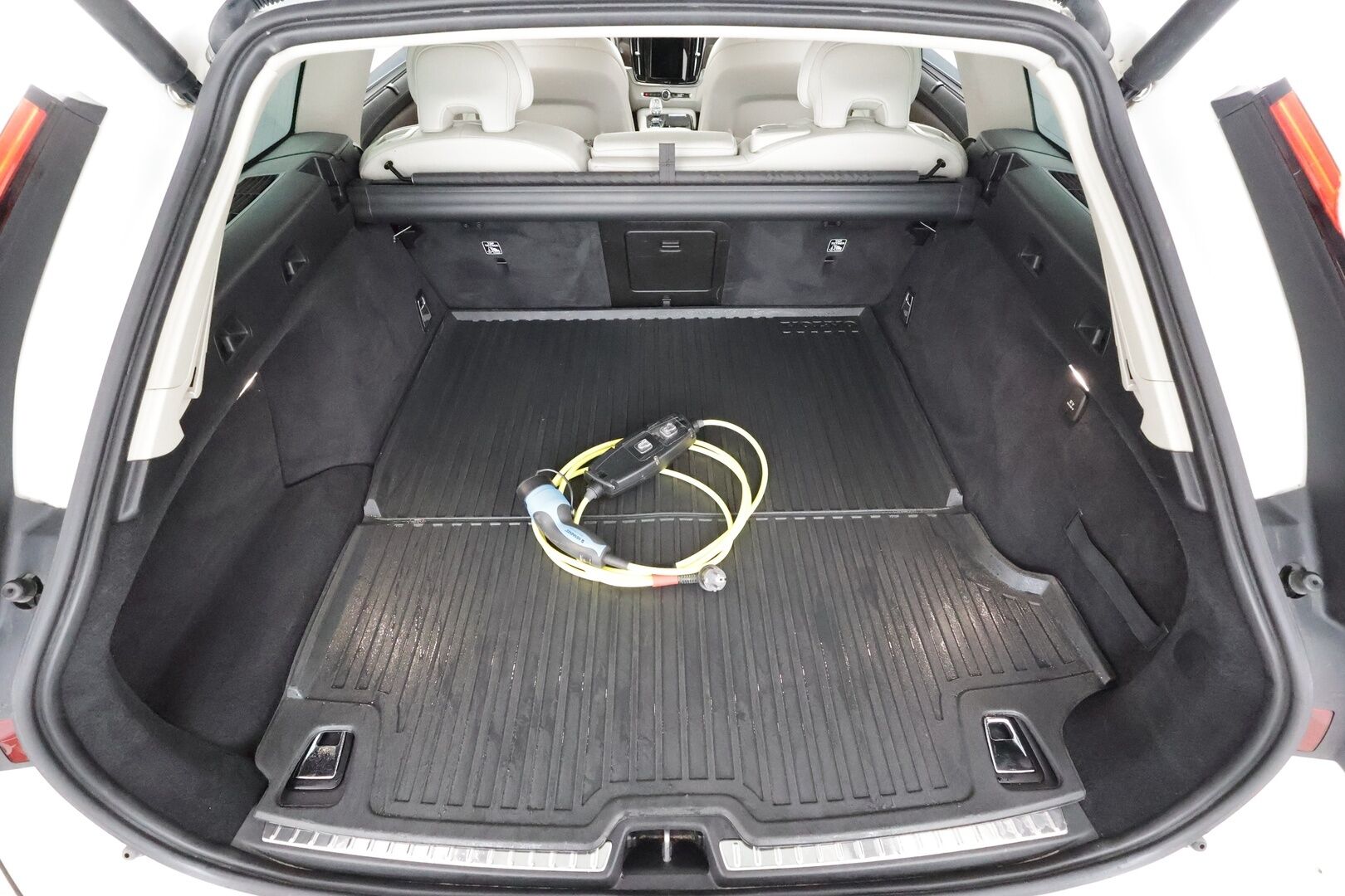 Volvo V90 2021 T8 TwE AWD Inscription aut * Pilot Assist / Muistipenkit / Webasto / Koukku / HUD / Sporttinahat / 360-kamera * - Kahdet Renkaat 