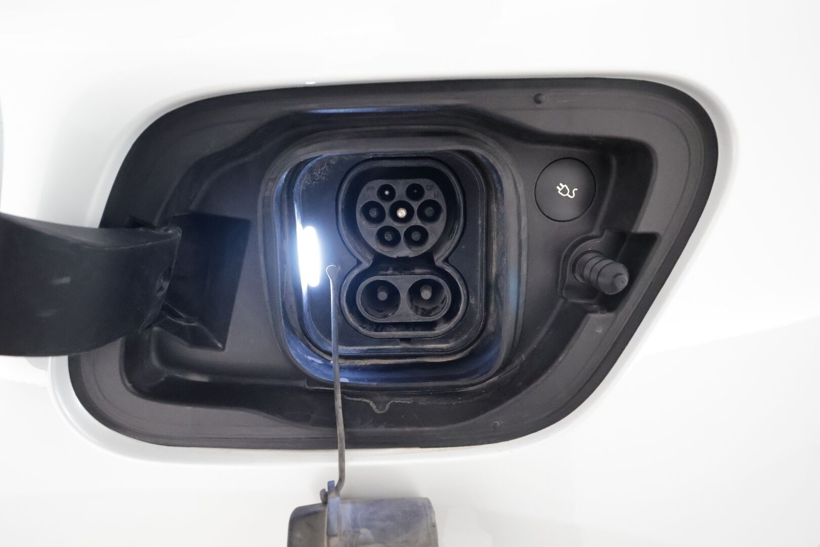 Volvo XC40 2023 P8 Twin Plus - 3,99 % KORKOTARJOUS TÄHÄN AUTOON - 31.5. ASTI! - Lämpöpumppu / Koukku / P. Kamera / Adapt. Vakkari / Muistipenkki / Google Maps / 2x renkaat!